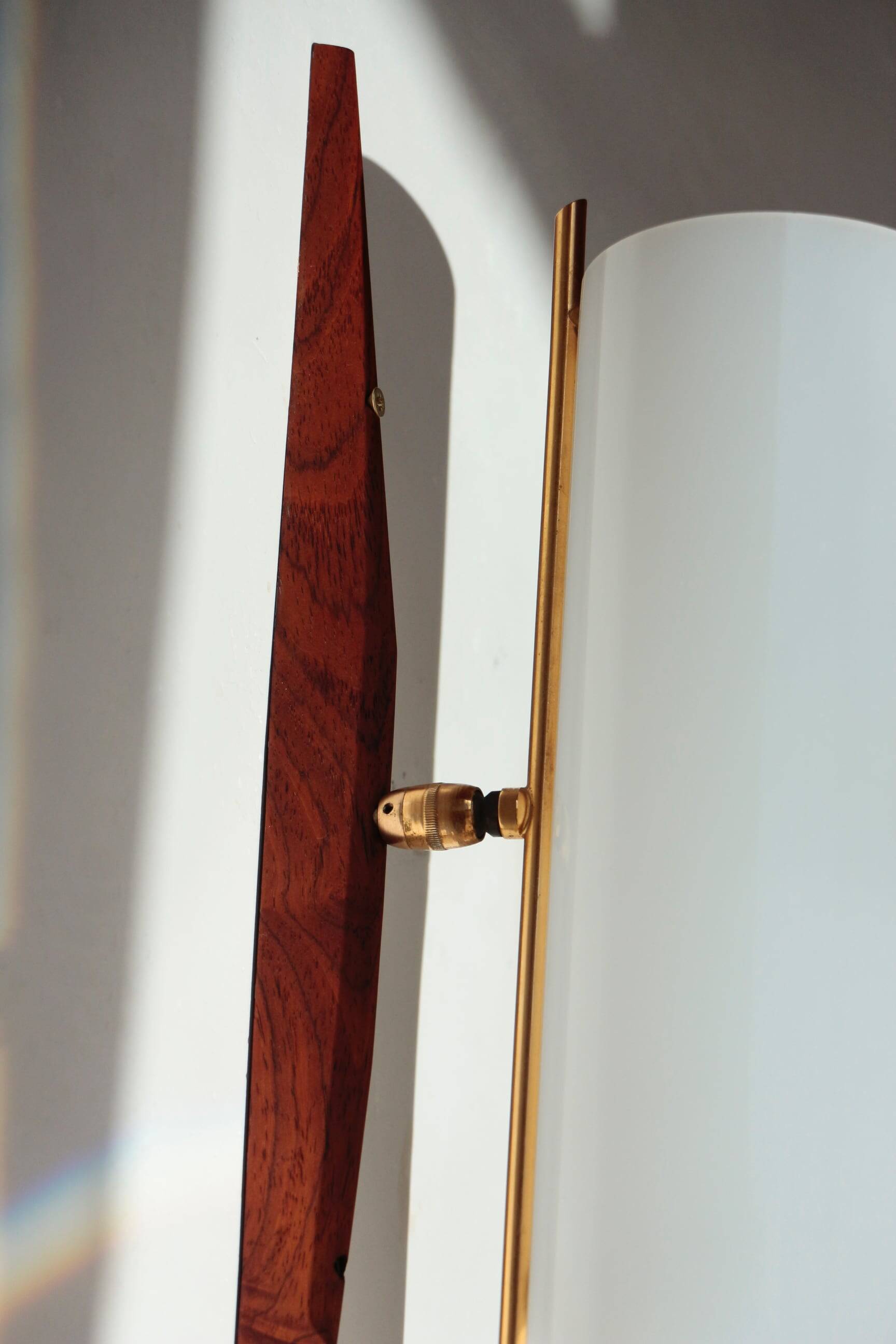 Modernist adjustable wall lights in teak and brass – 1950