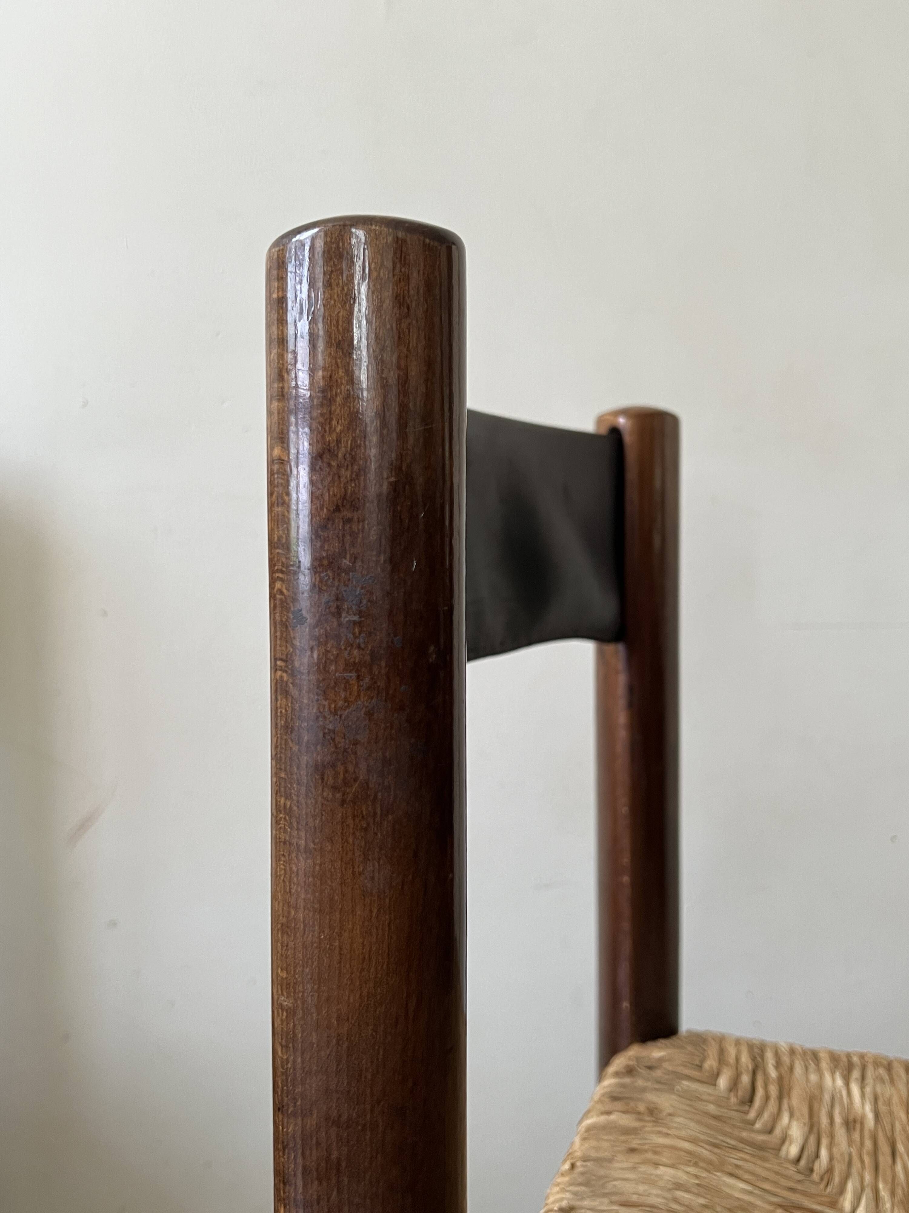 Lot of 4 modernist chairs in solid wood, leather and straw, Italy 1970.