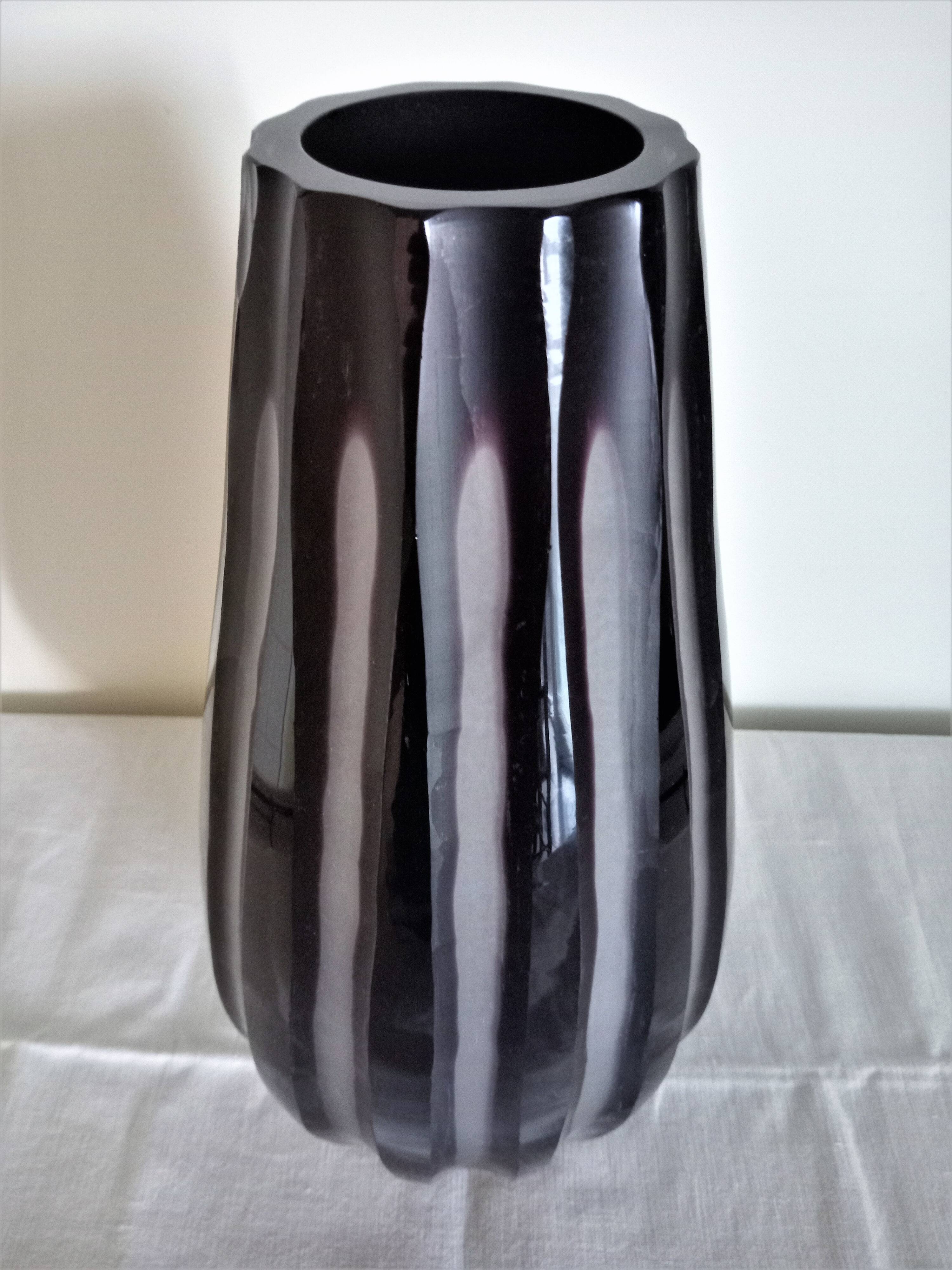 Art Deco vase in thick hand-cut glass in irregular vertical strokes H30