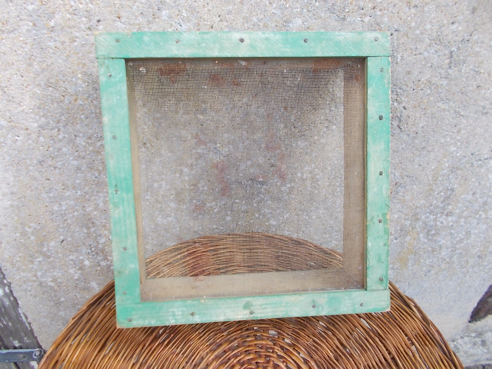 Square green wooden sieve
