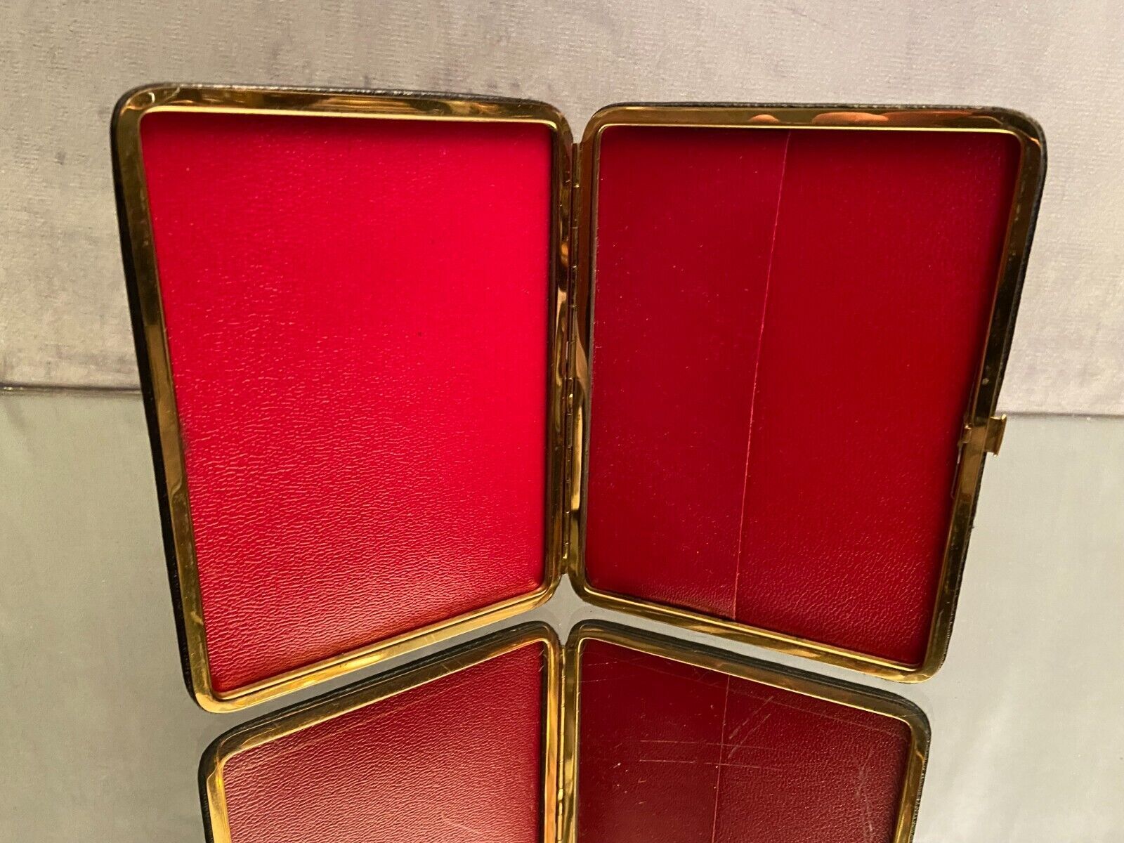 Porte-cartes en cuir noir intérieur rouge nécessaire à courrier de voyage 1950