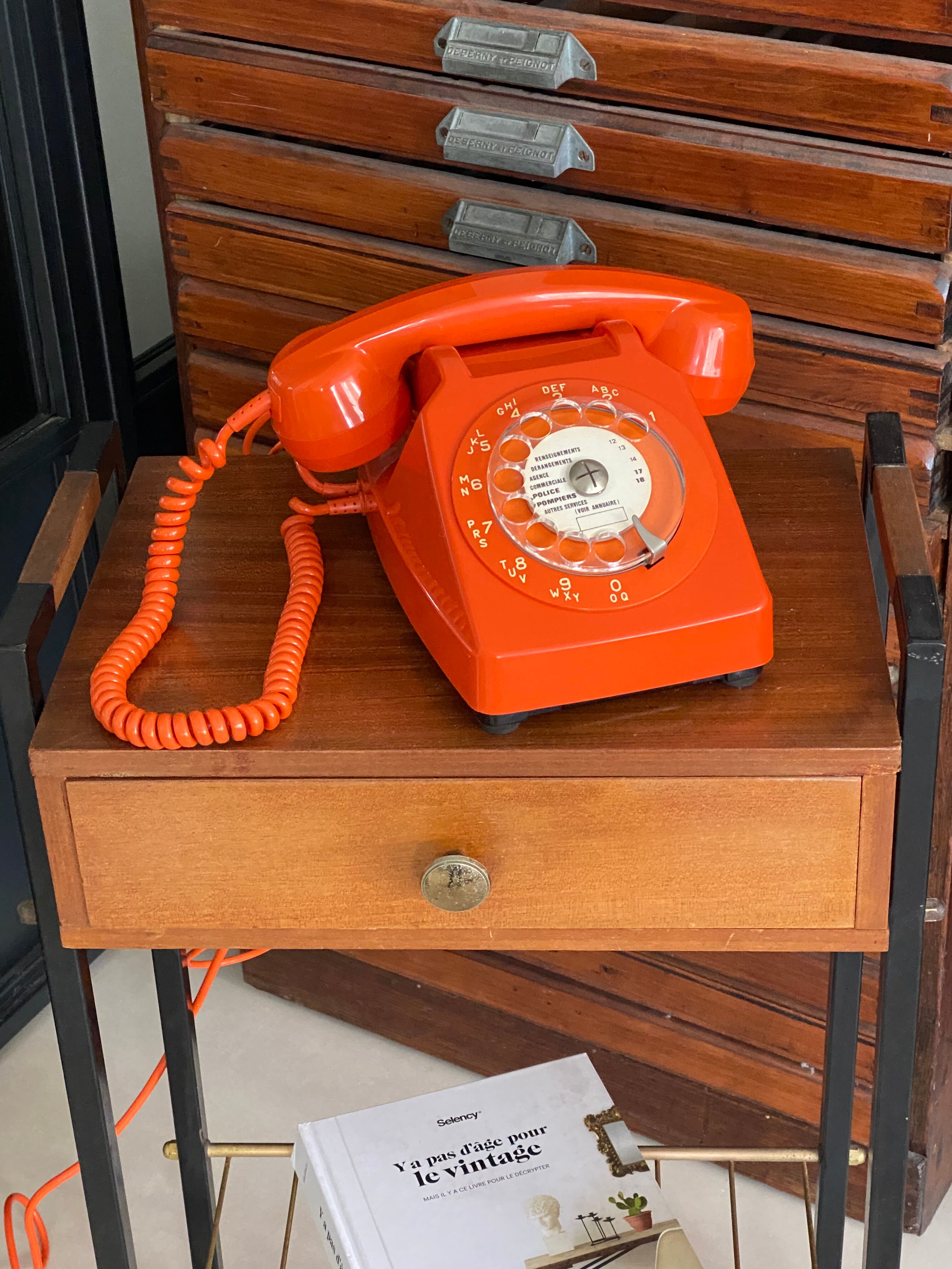 Téléphone à cadran vintage orange