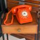 Téléphone à cadran vintage orange