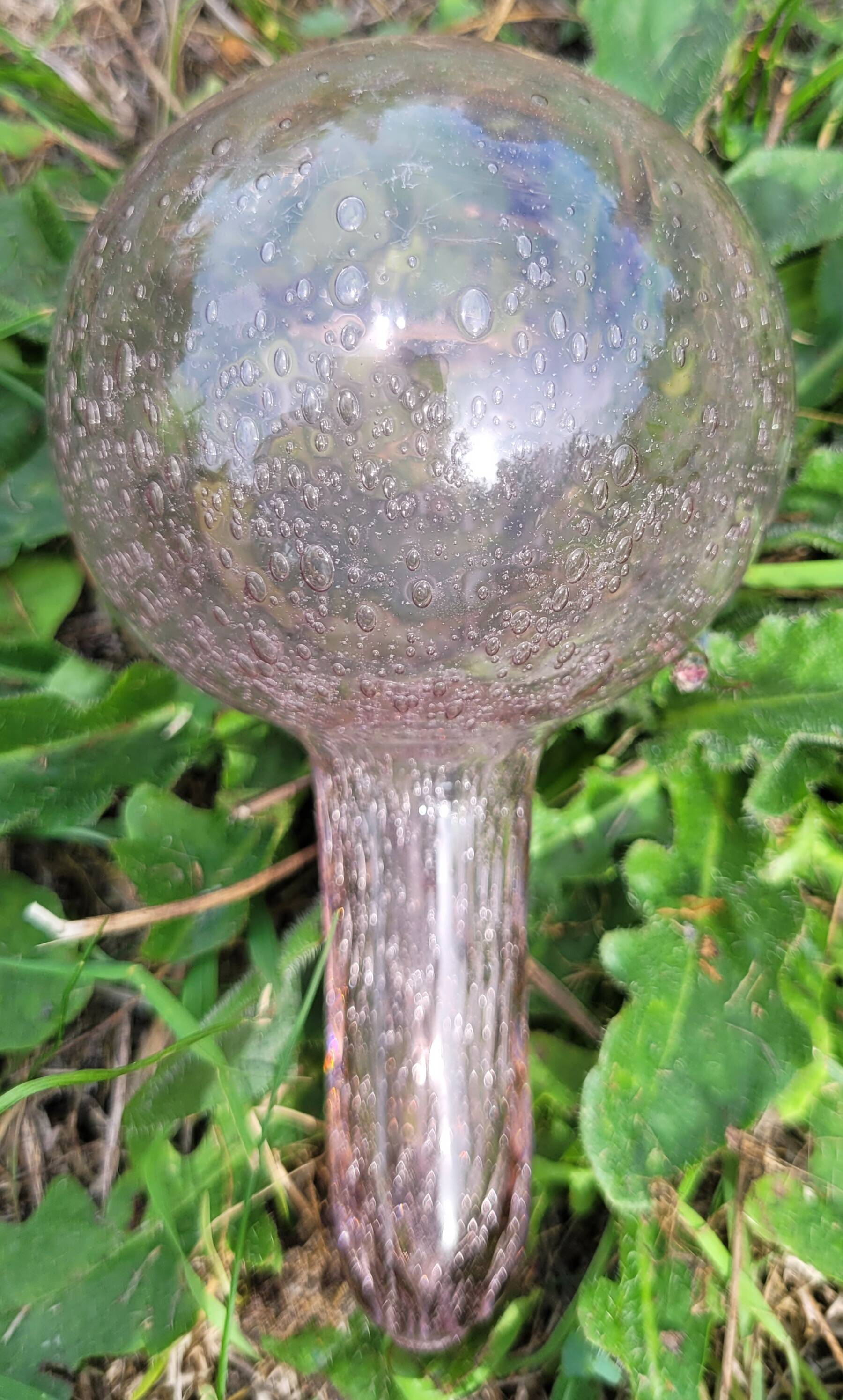 Bouteille en verre soufflé bullé, style verrerie Biot.