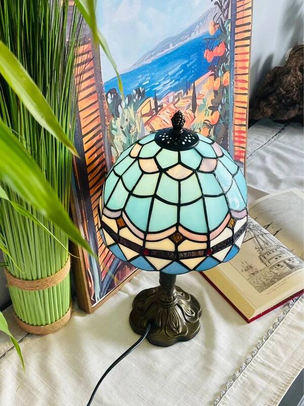 Vintage and Tiffany inspiration lamp | Coloured glass in blue & pastel pink