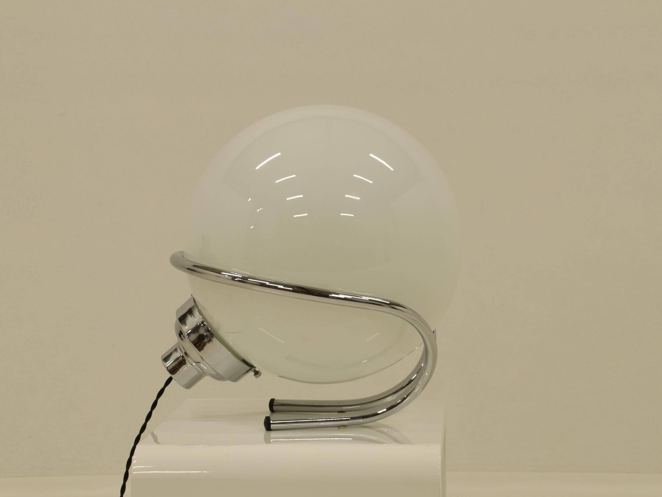 Lampe de table globe en chrome et verre blanc, Italie, années 1970