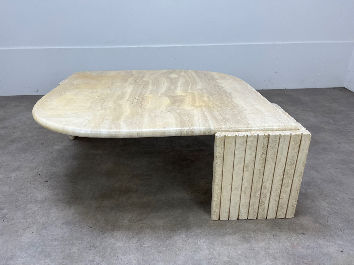 Table basse travertin forme œil par Roche Bobois