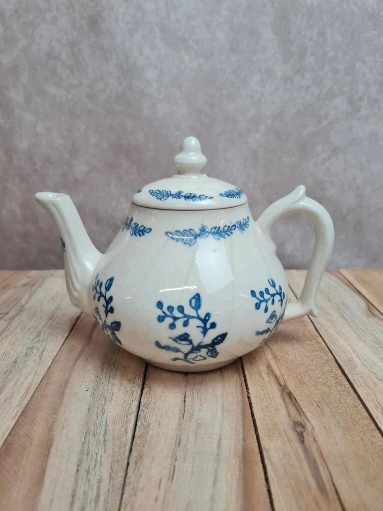 Antique glazed stoneware teapot with blue decoration – Saint-Uzé spirit