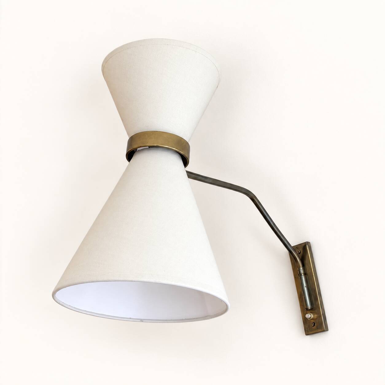 Adjustable wall light in the Maison Lunel style.
