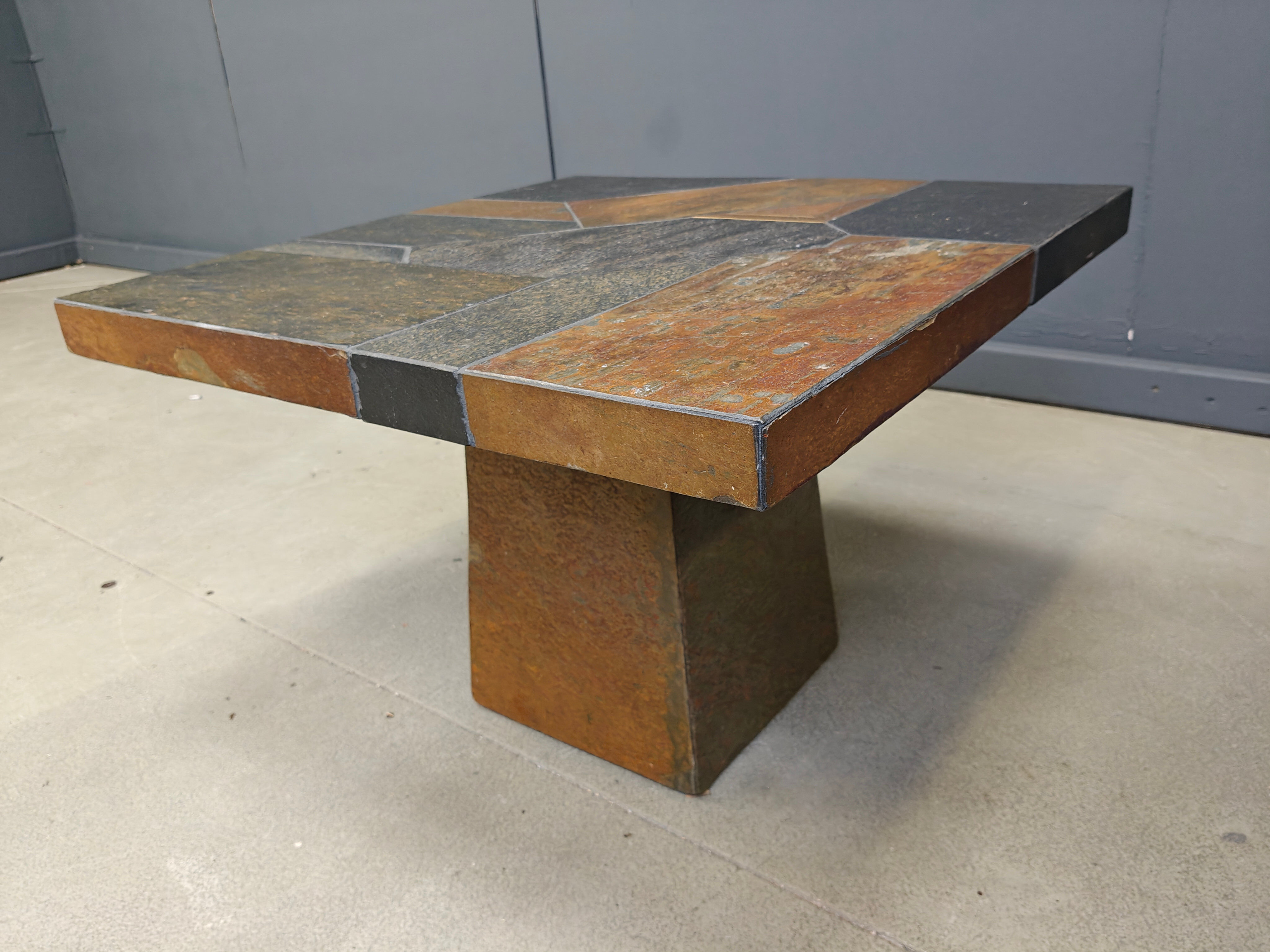 Table basse brutaliste en ardoise, années 1980