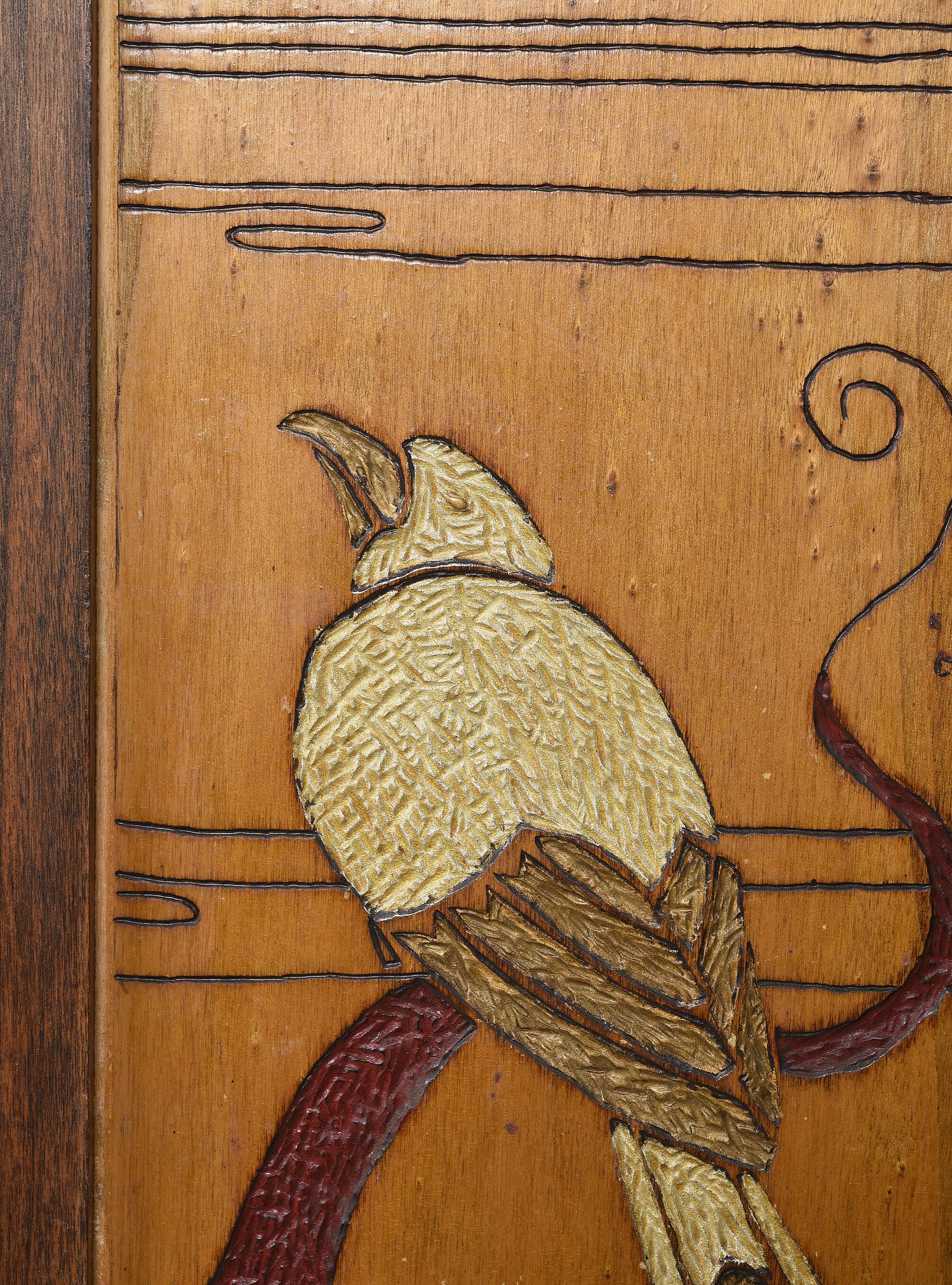 Buffet ou armoire d'angle, à 3 faces, en bois massif, sculpté et peint.