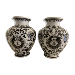Paire de vases en céramique noire et blanche