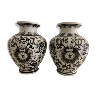 Paire de vases en céramique noire et blanche