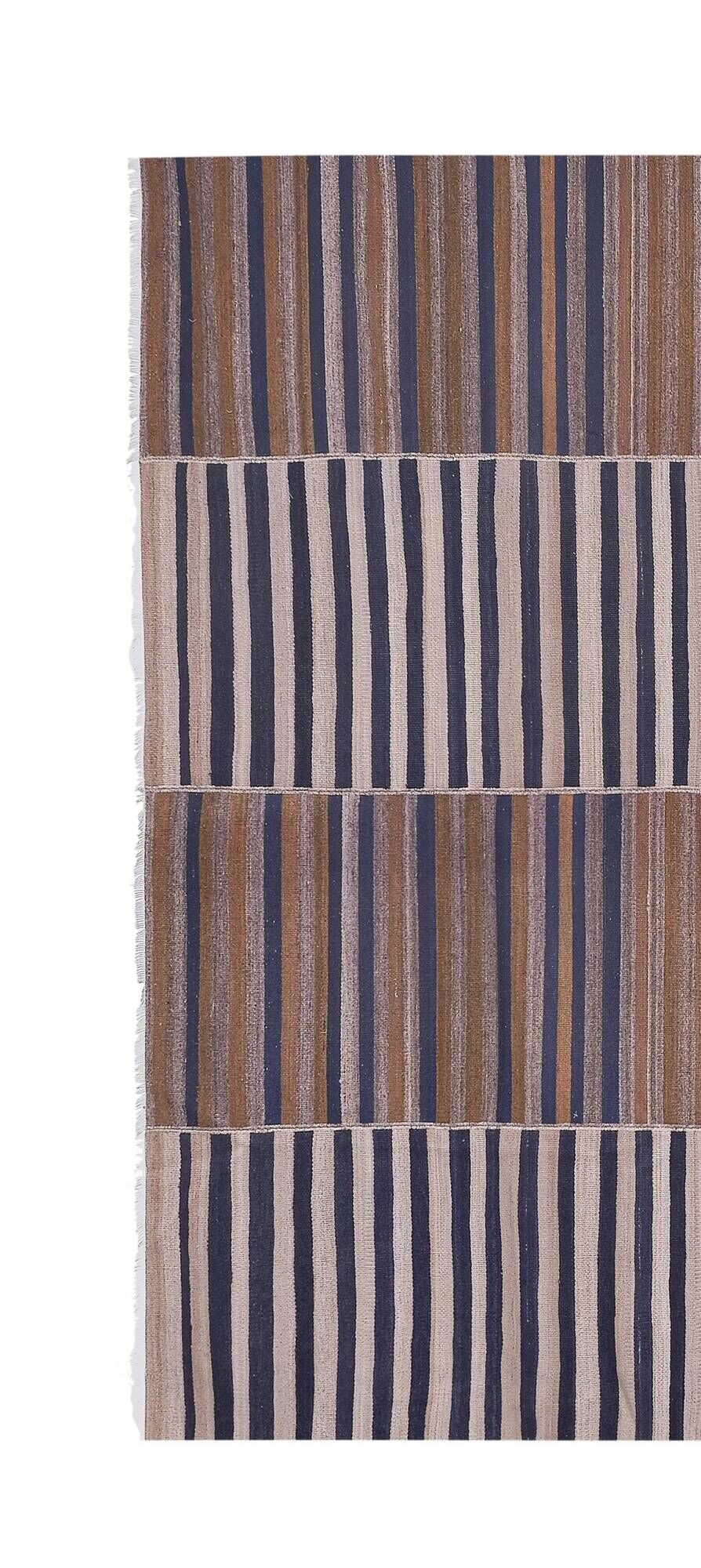 Vintage Turkish kilim, handwoven, 272x328 cm.