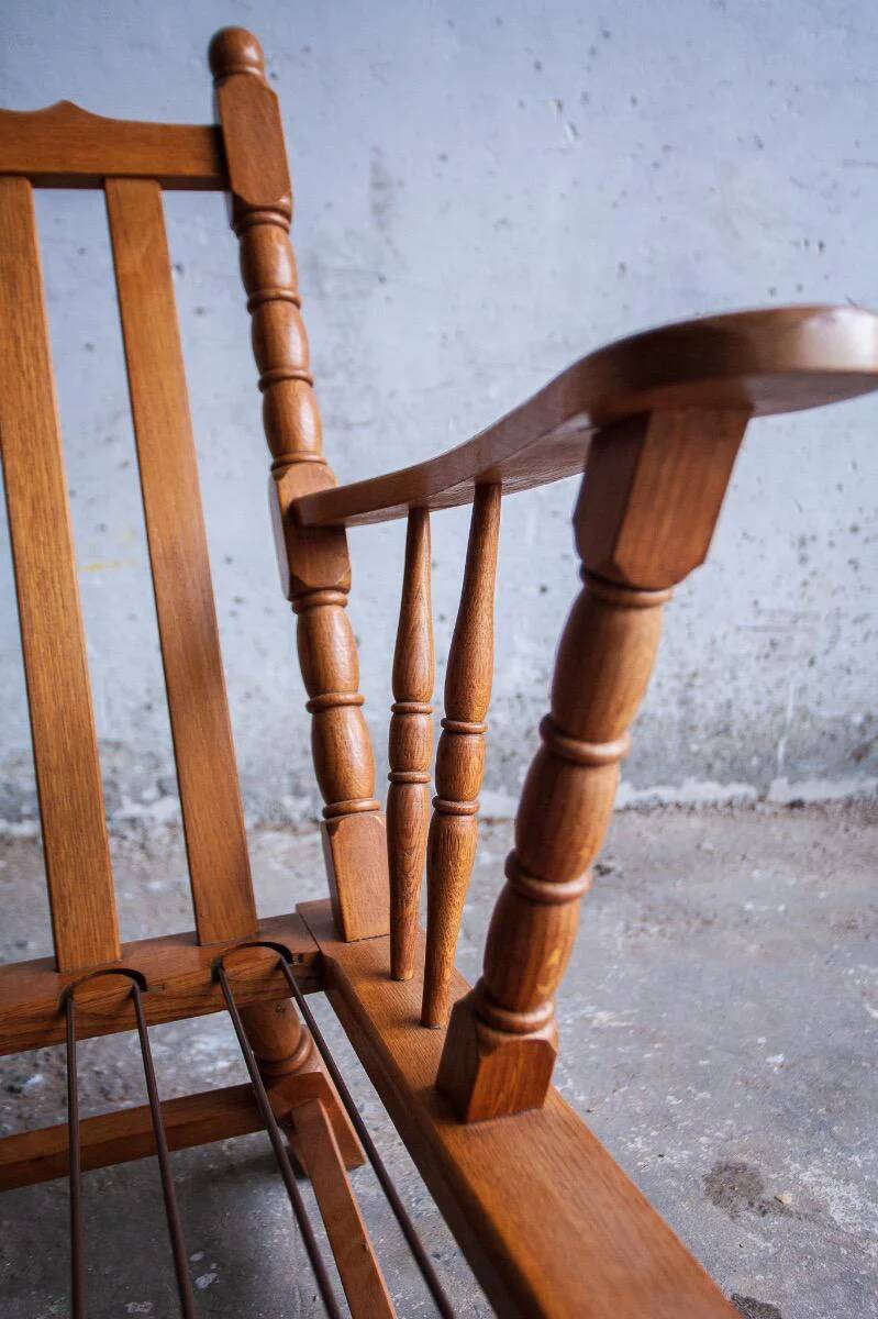 Canapé 3 places en chêne style années 50, avec tissu à carreaux vert-bleu et accoudoirs à fuseaux tournés.