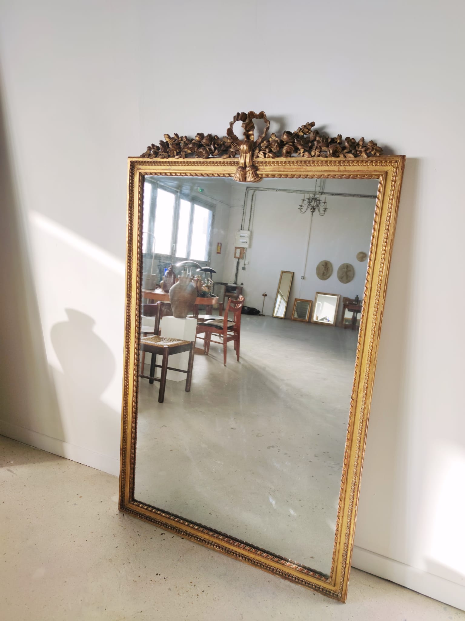 Miroir de cheminée en bois doré à décor de nœud et de roses H : 164 cm