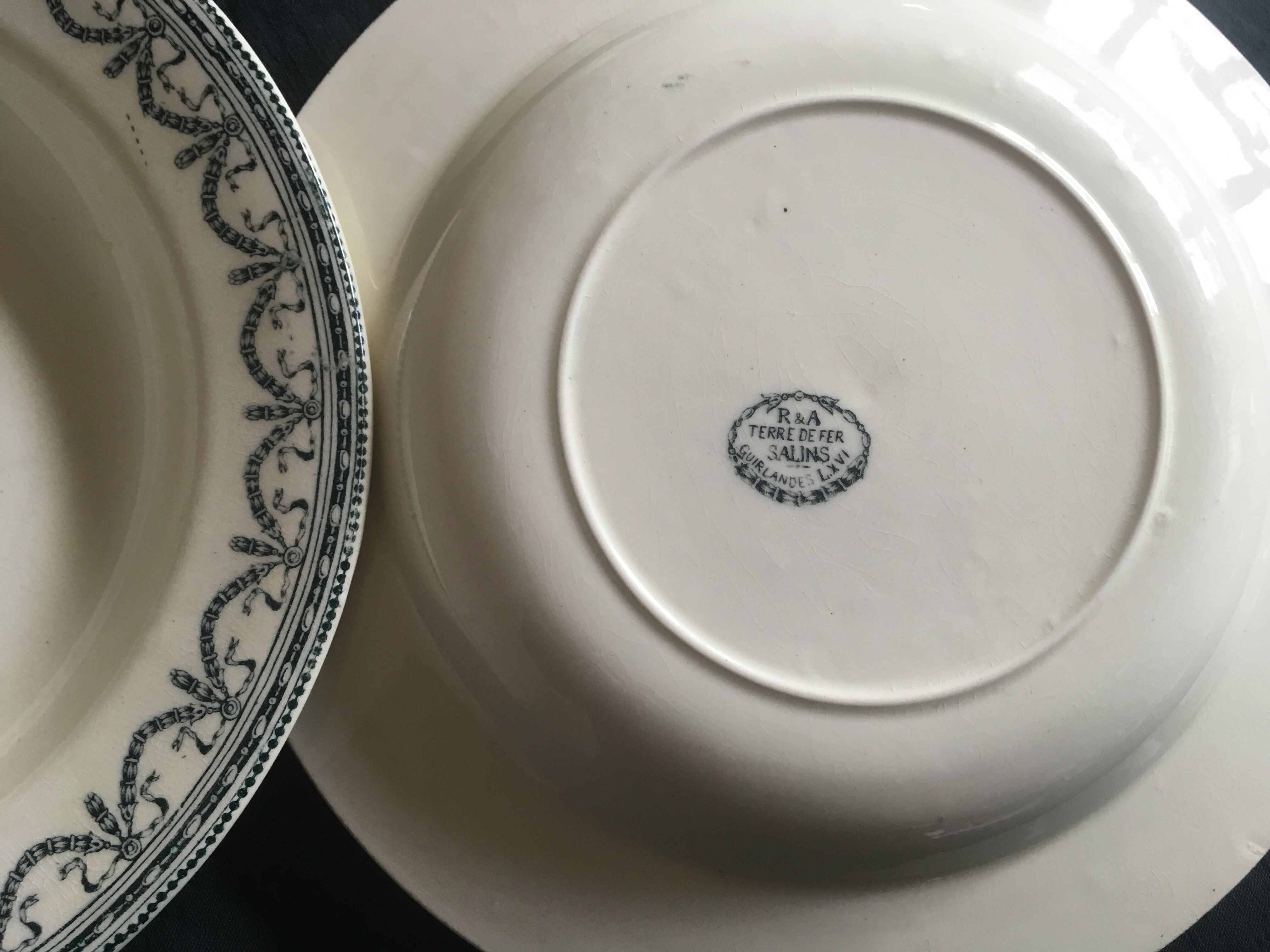 Set de 9 et 6 assiettes en faïence terre de fer de Salins début 20e décor gris vert