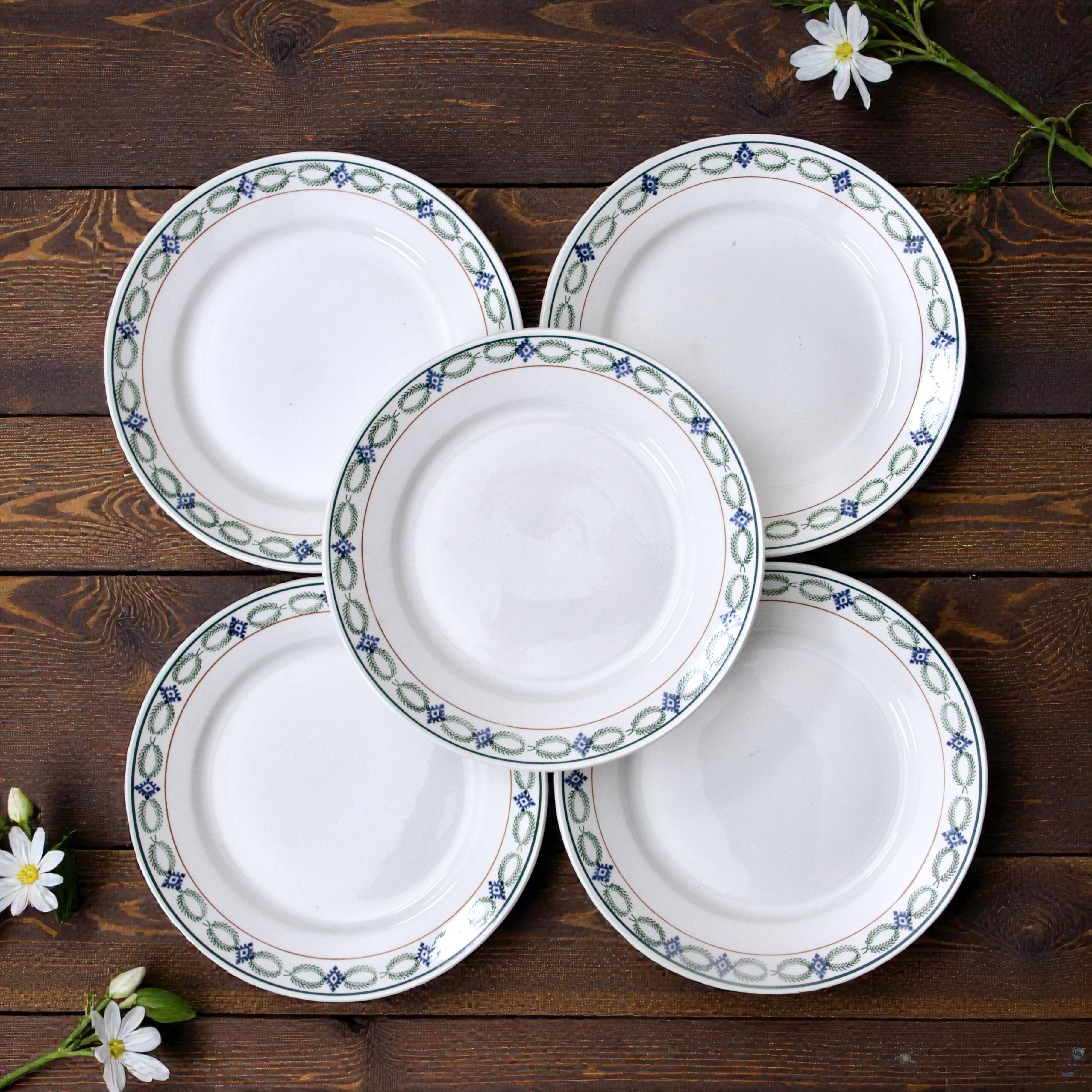 Assiettes anciennes terre de fer St Amand guirlande