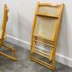 4 chaises pliantes en bois massif et osier tressé à la main, Belgique milieu XXème
