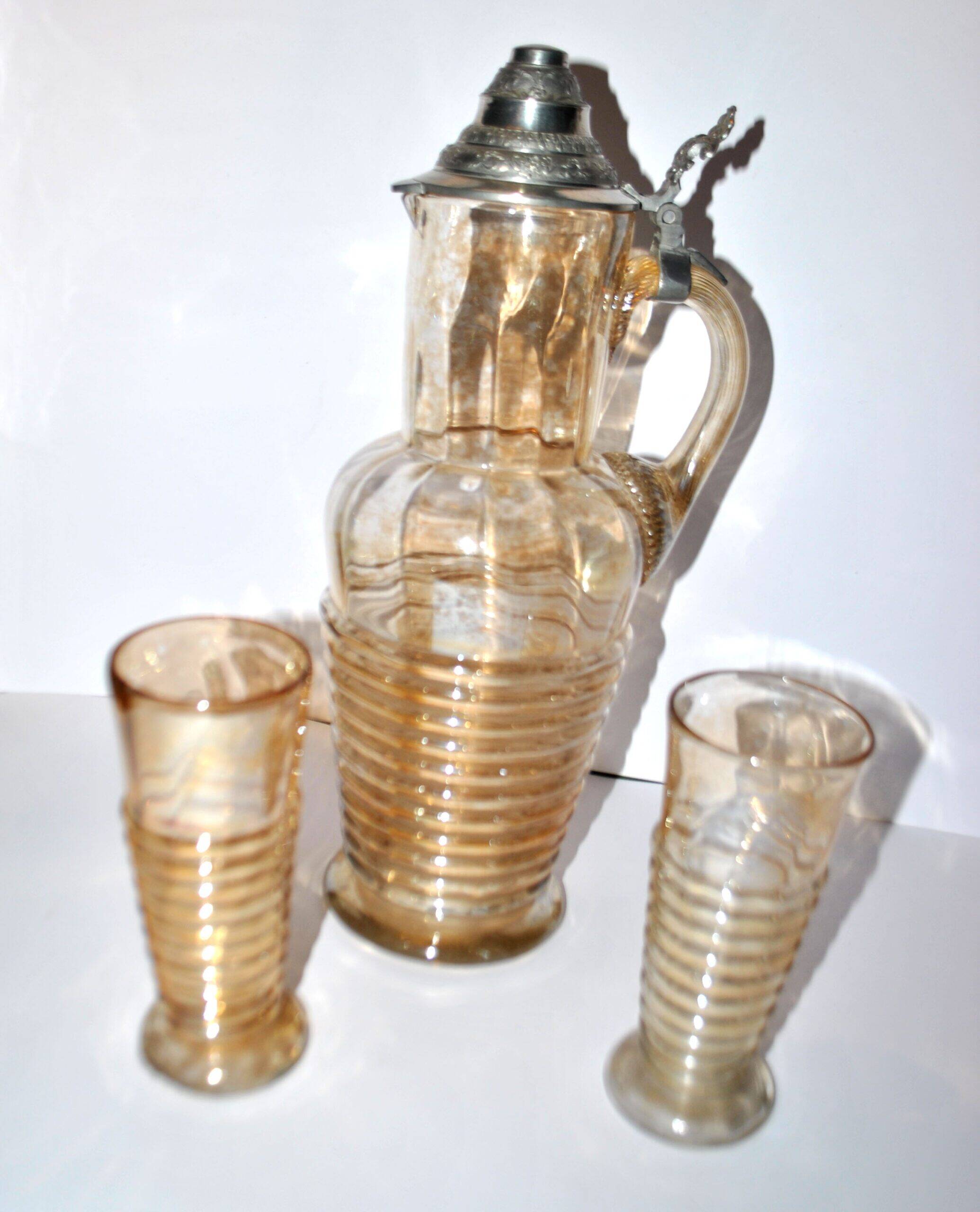 Theresienthal ? Broc bière aiguière et verres chope en verre irisé Bohème ou Allemagne