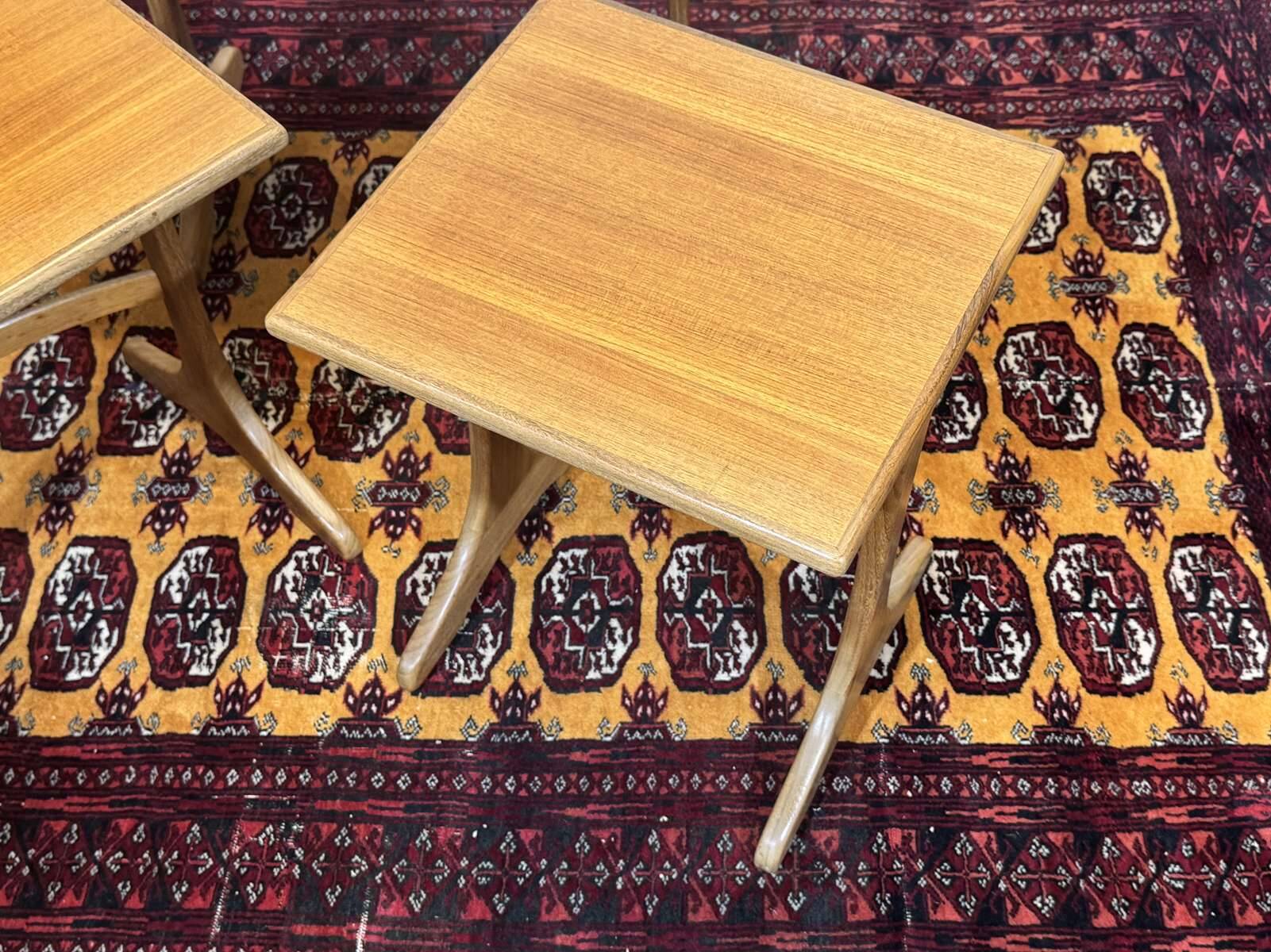 Suite de tables gigognes en teck des années 1970 de la marque GPlan