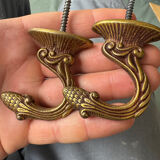 Description : Lot de 3 crochets muraux décoratifs en laiton au style a