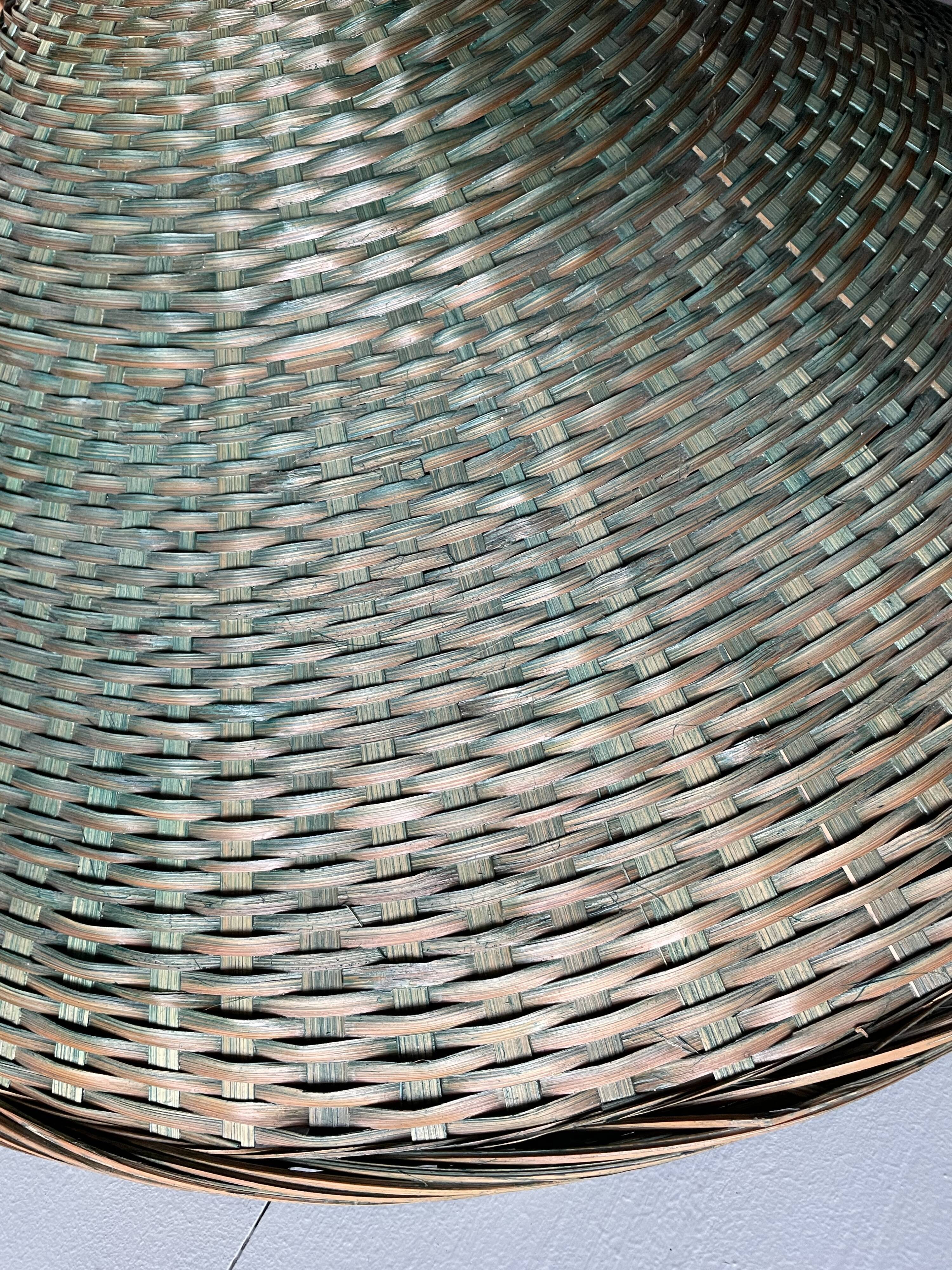 Suspension in green braided rattan