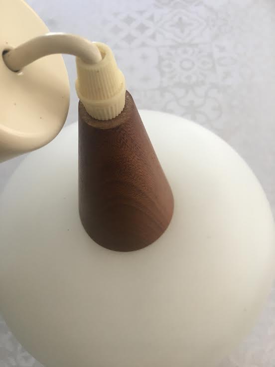 Suspension scandinave teck et opalin 1950-1960