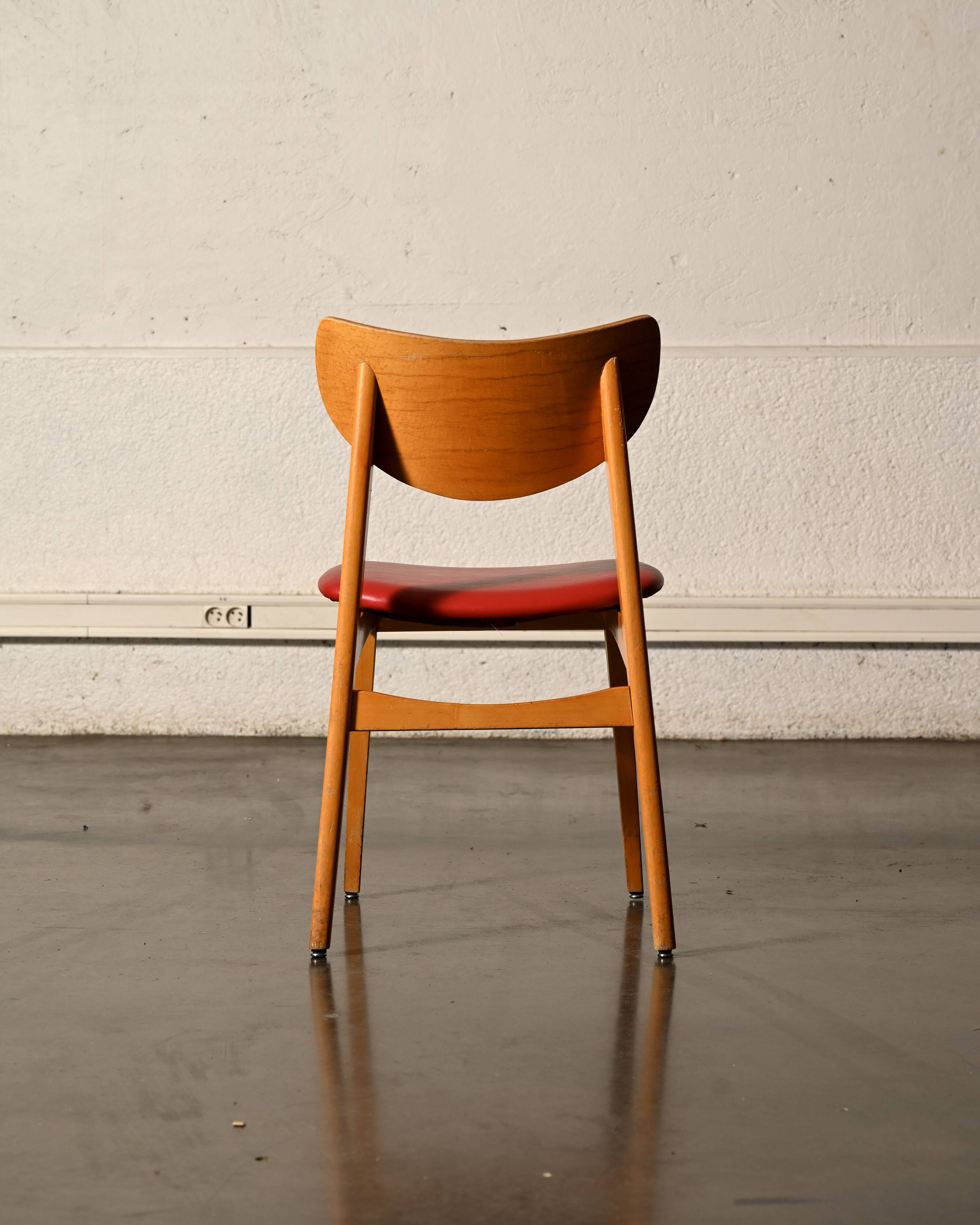 Chaise vintage en skaï rouge