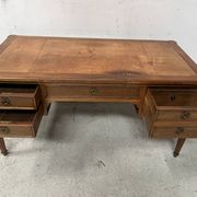 Bureau de style Louis XVI en bois de noyer Fin du XIX siècle