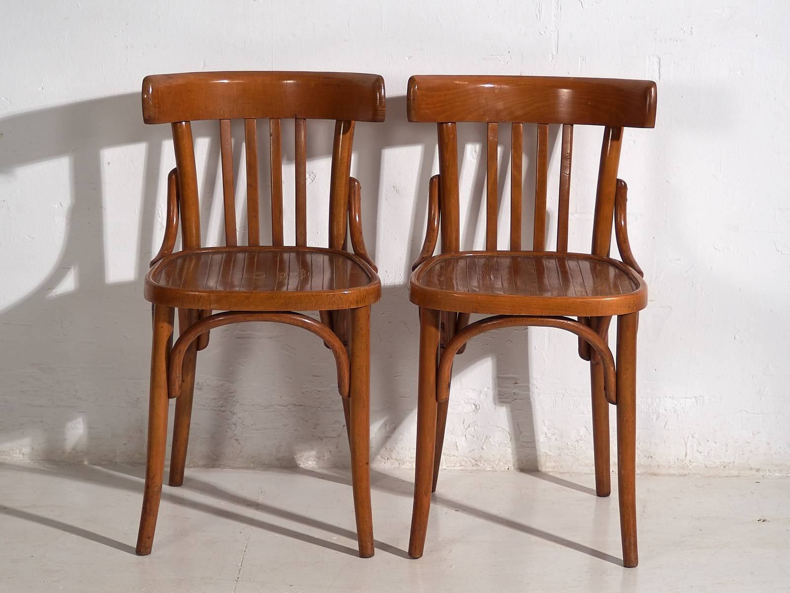 Antique Viennese-style bistro chairs (circa 1920). 4 pieces no. 16