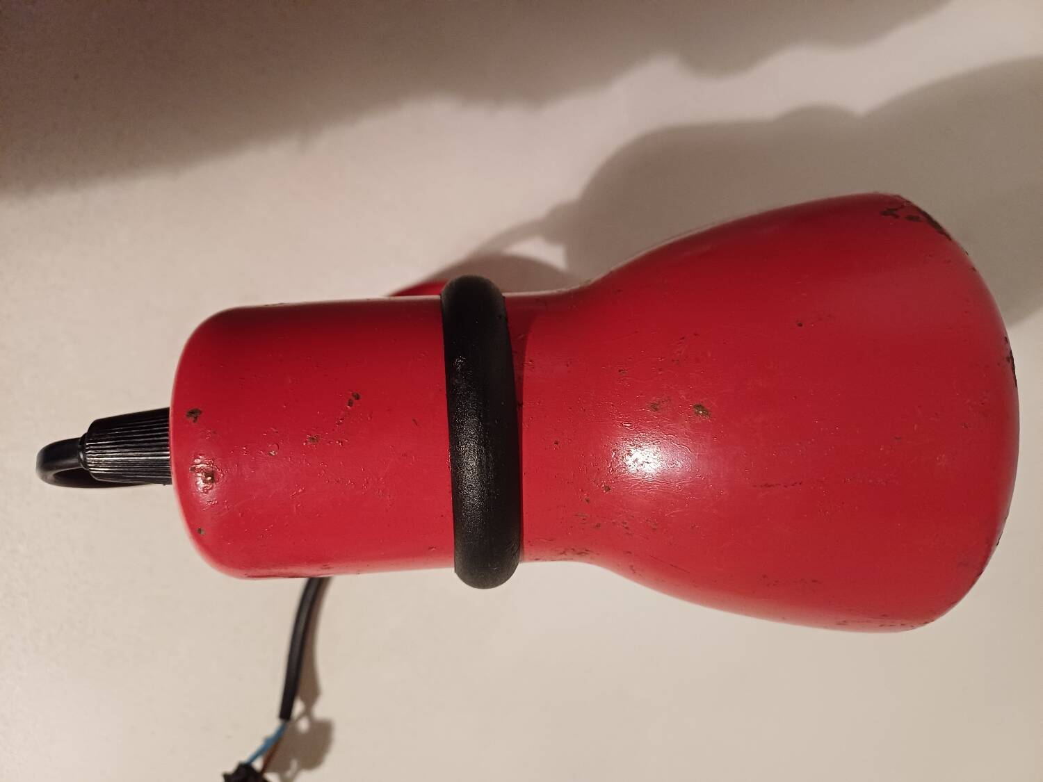 Spot mural en métal laqué rouge 70's