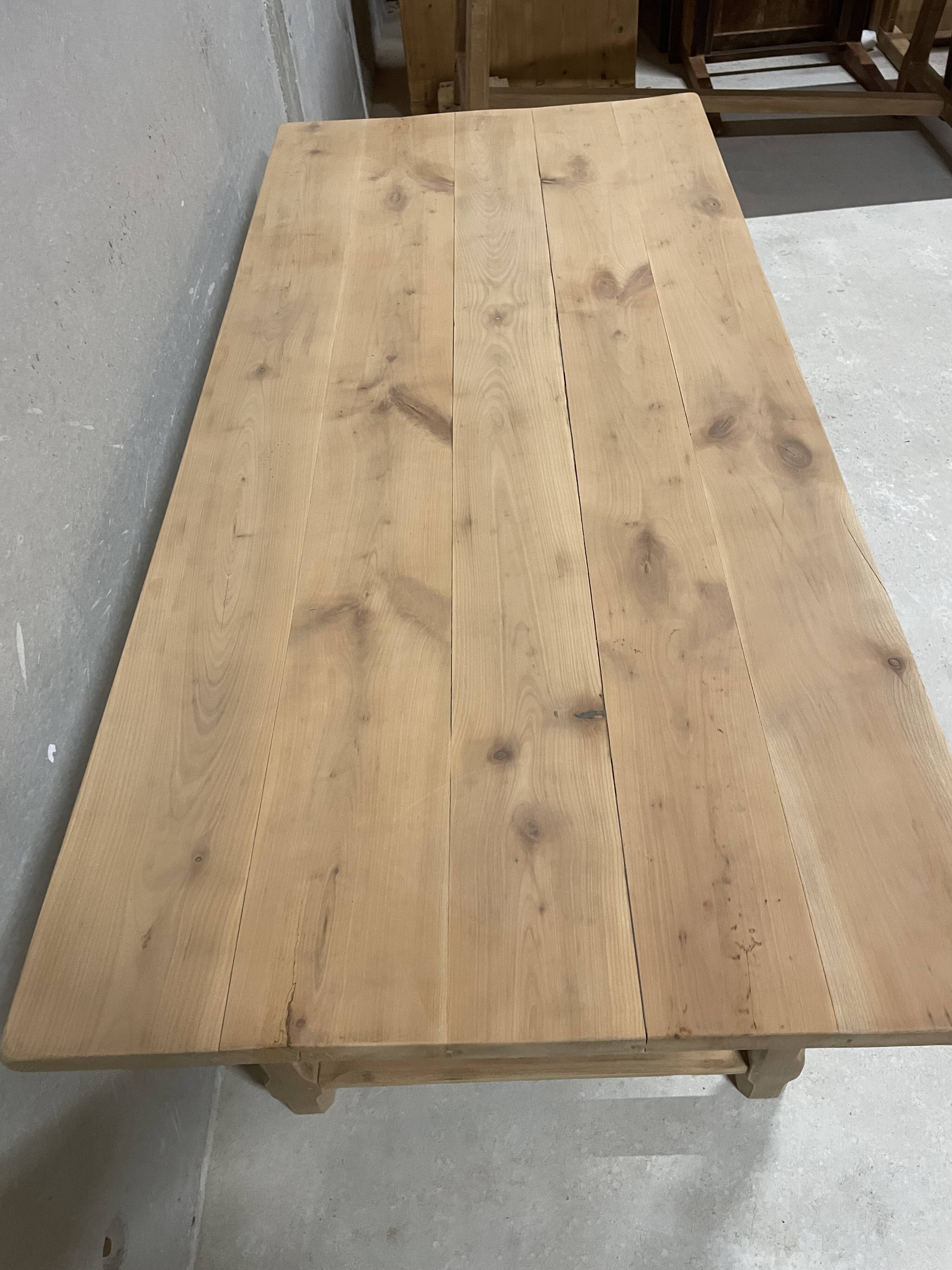 Large solid wood table with a sleek design – integrated storage.