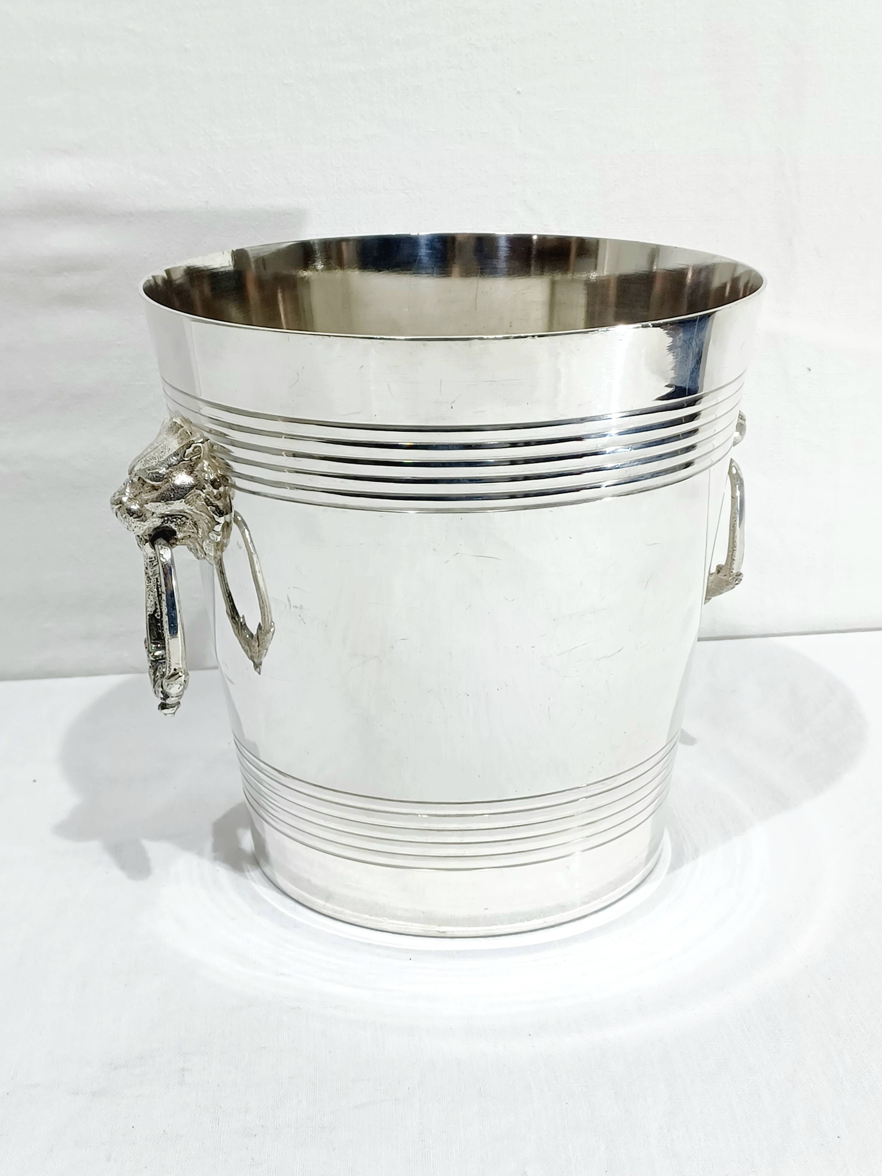 Seau à champagne en métal argenté, tête de lion