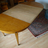 Expandable round table with 3 extension cords