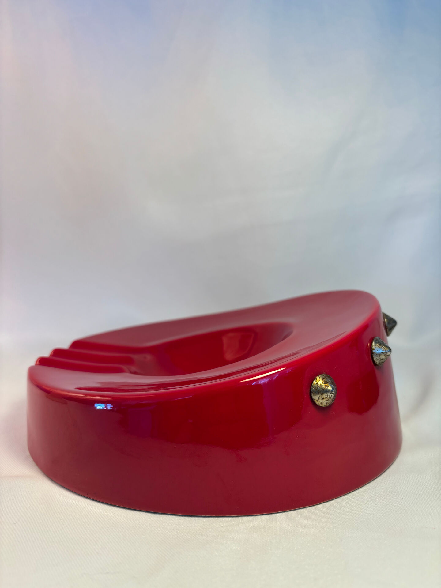 Cendrier vintage rouge laqué à clous métalliques – pièce design et déc