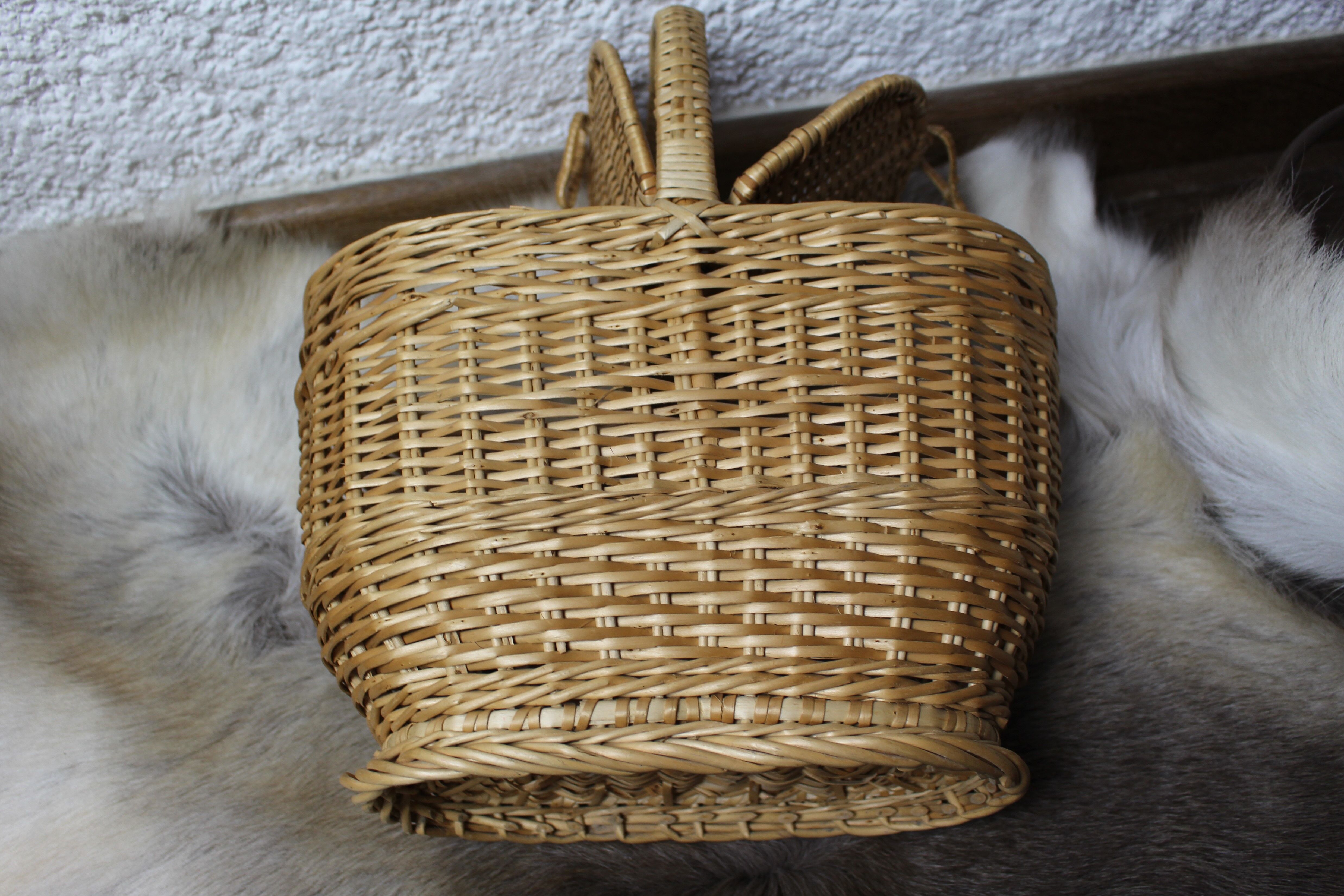 Large picnic basket for bottles
