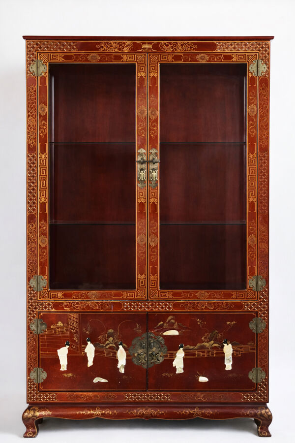 Cabinet chinois laqué rouge, décor doré & incrustations de nacre
