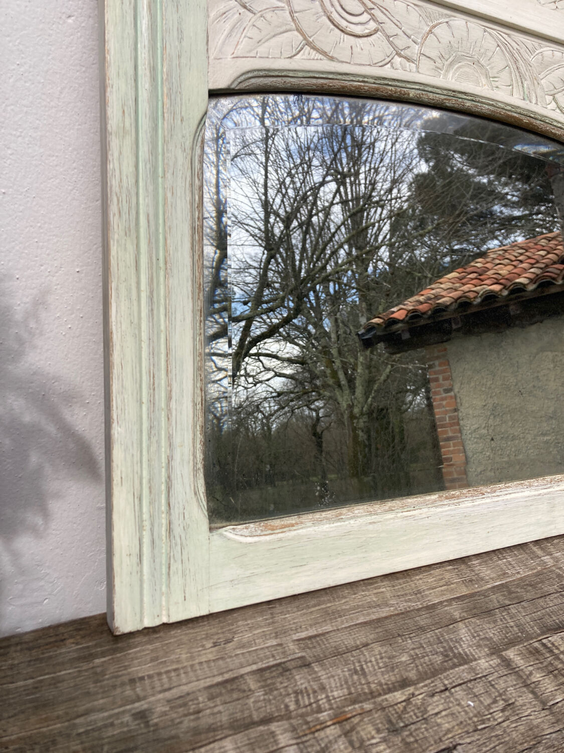 Art Deco mirror in rectangular white carved wood 58x65cm