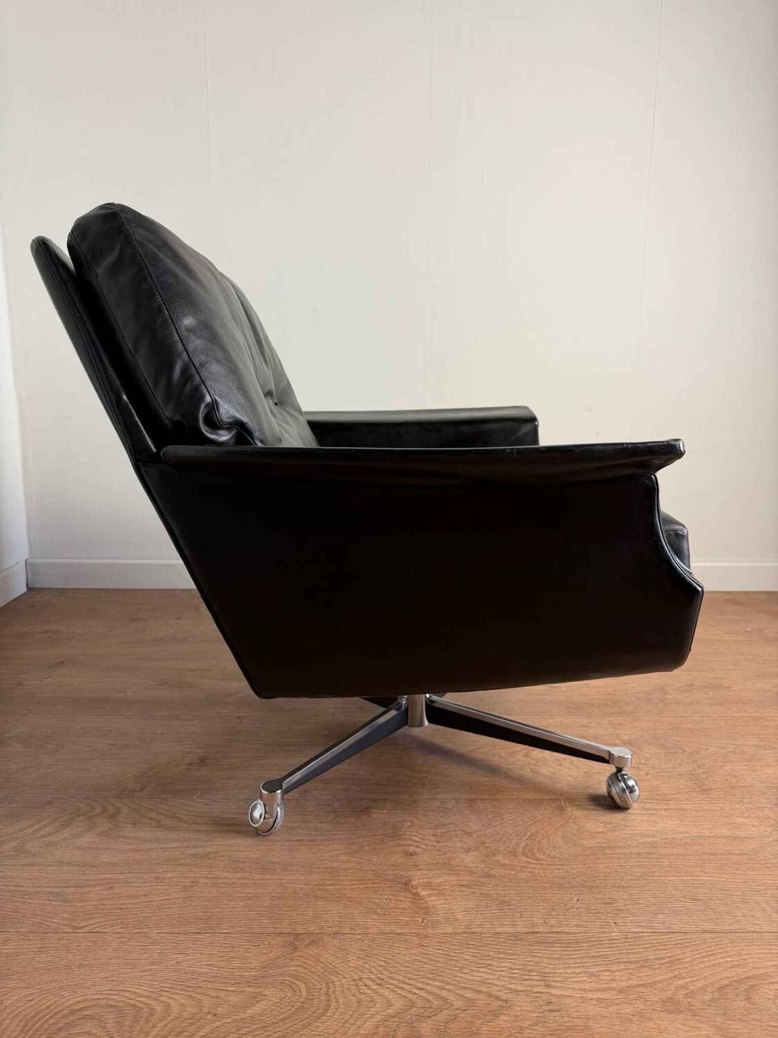 Vintage armchair published by Möbel Mann – elegant black