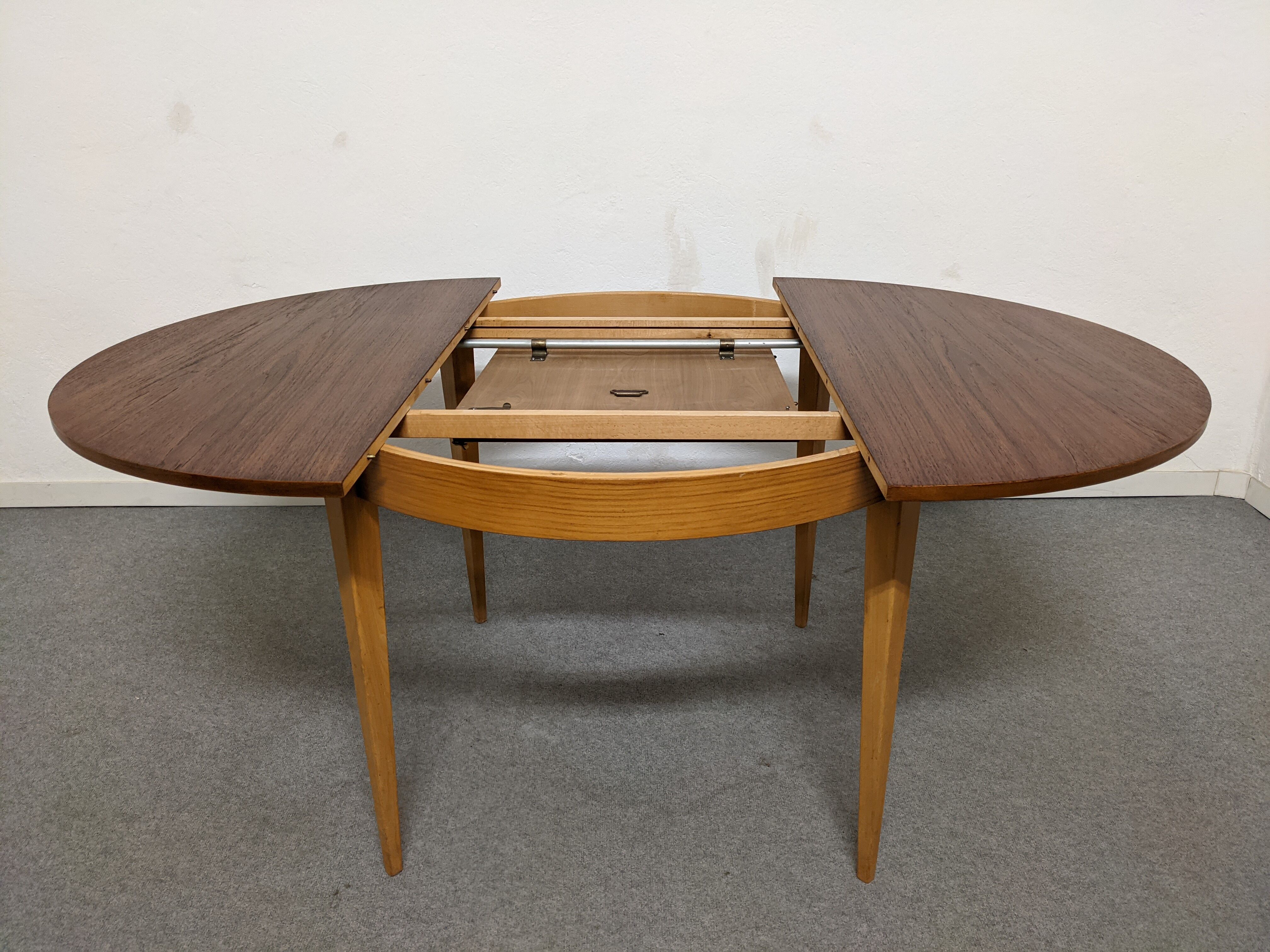 Vintage round table extended by the 50s/60s