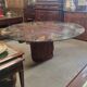 Table ronde taillée dans une tranche en bois de bout de PADOUK