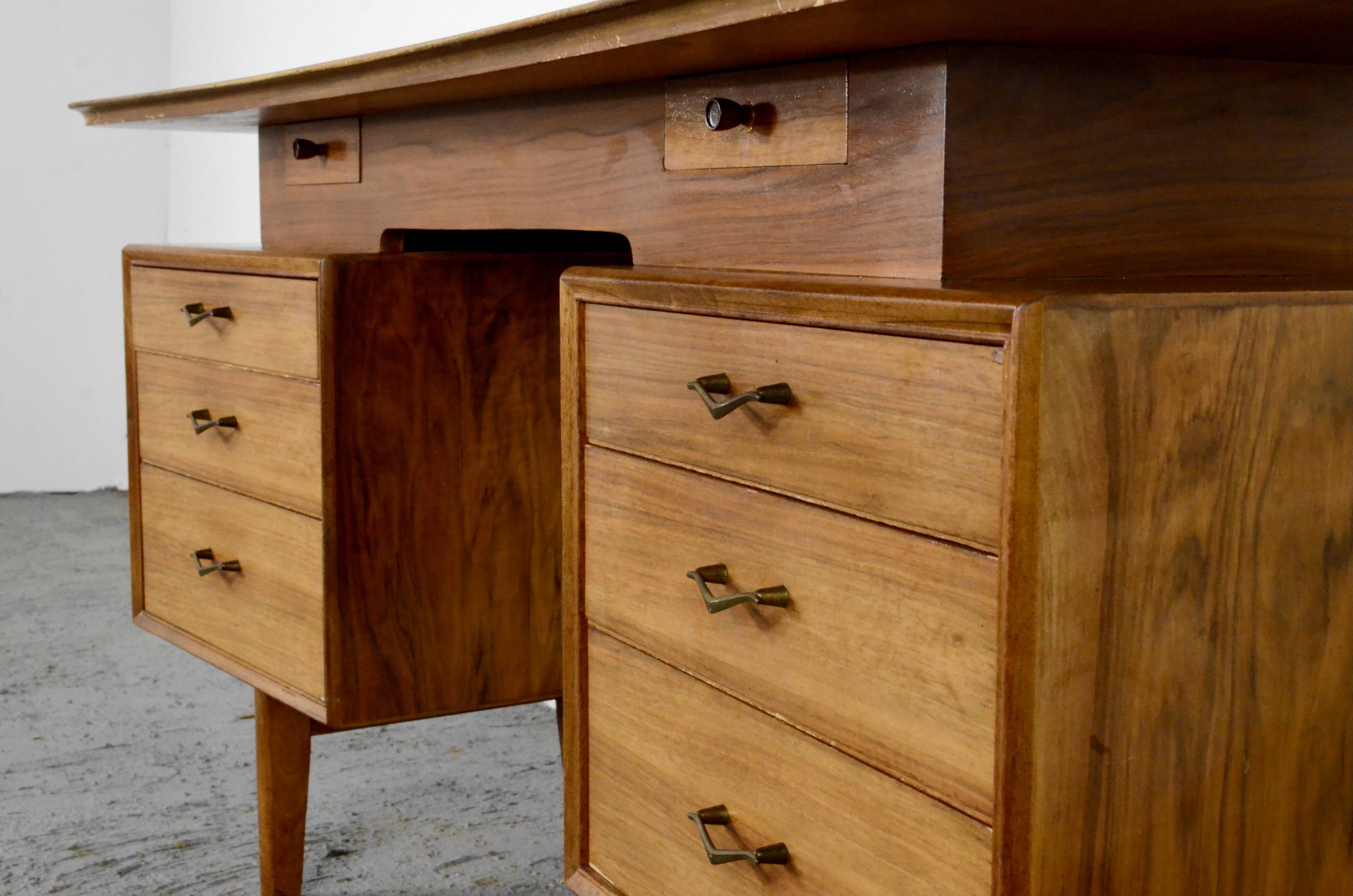 Bureau Alfred Cox du milieu du siècle en noyer et laiton. Style rétro/moderne/da