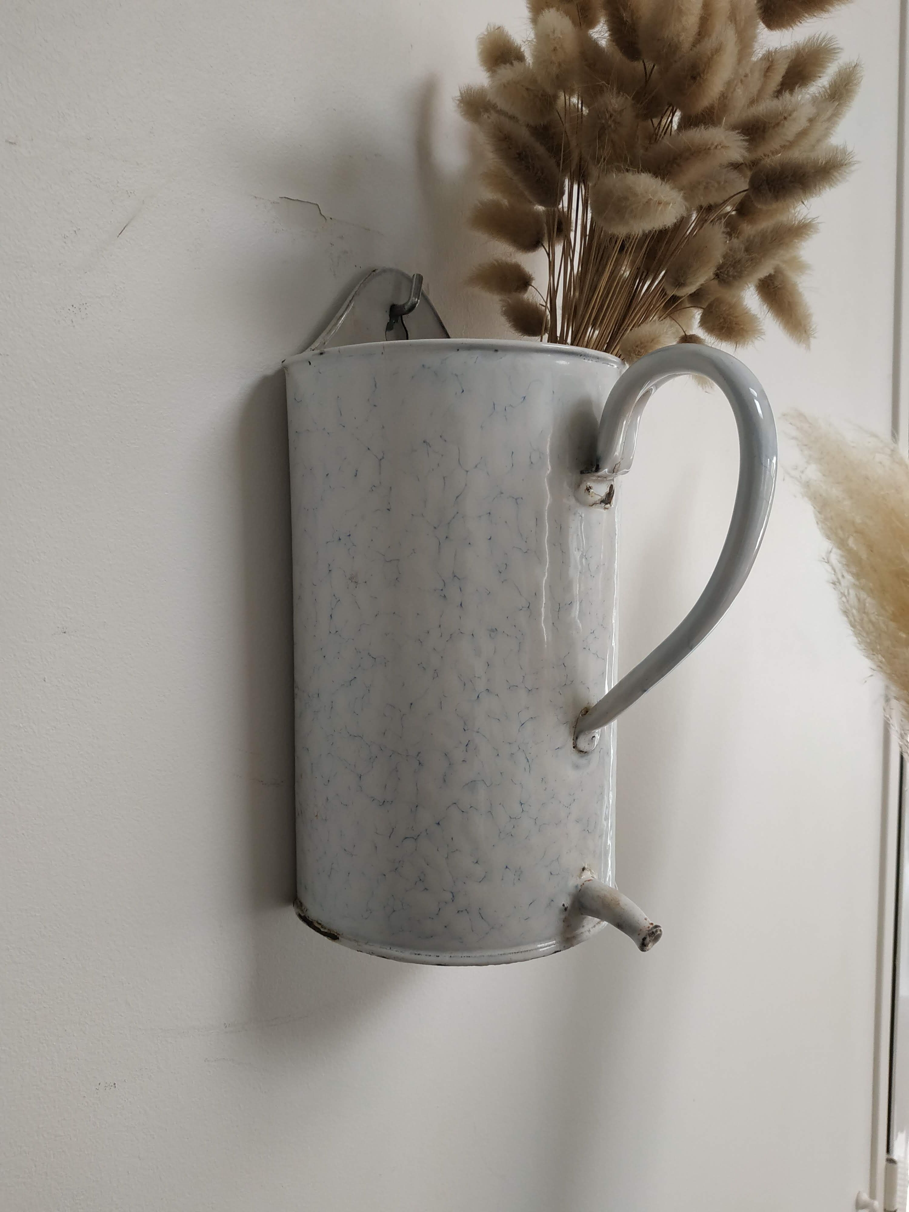 Fountain vintage metal enamelled