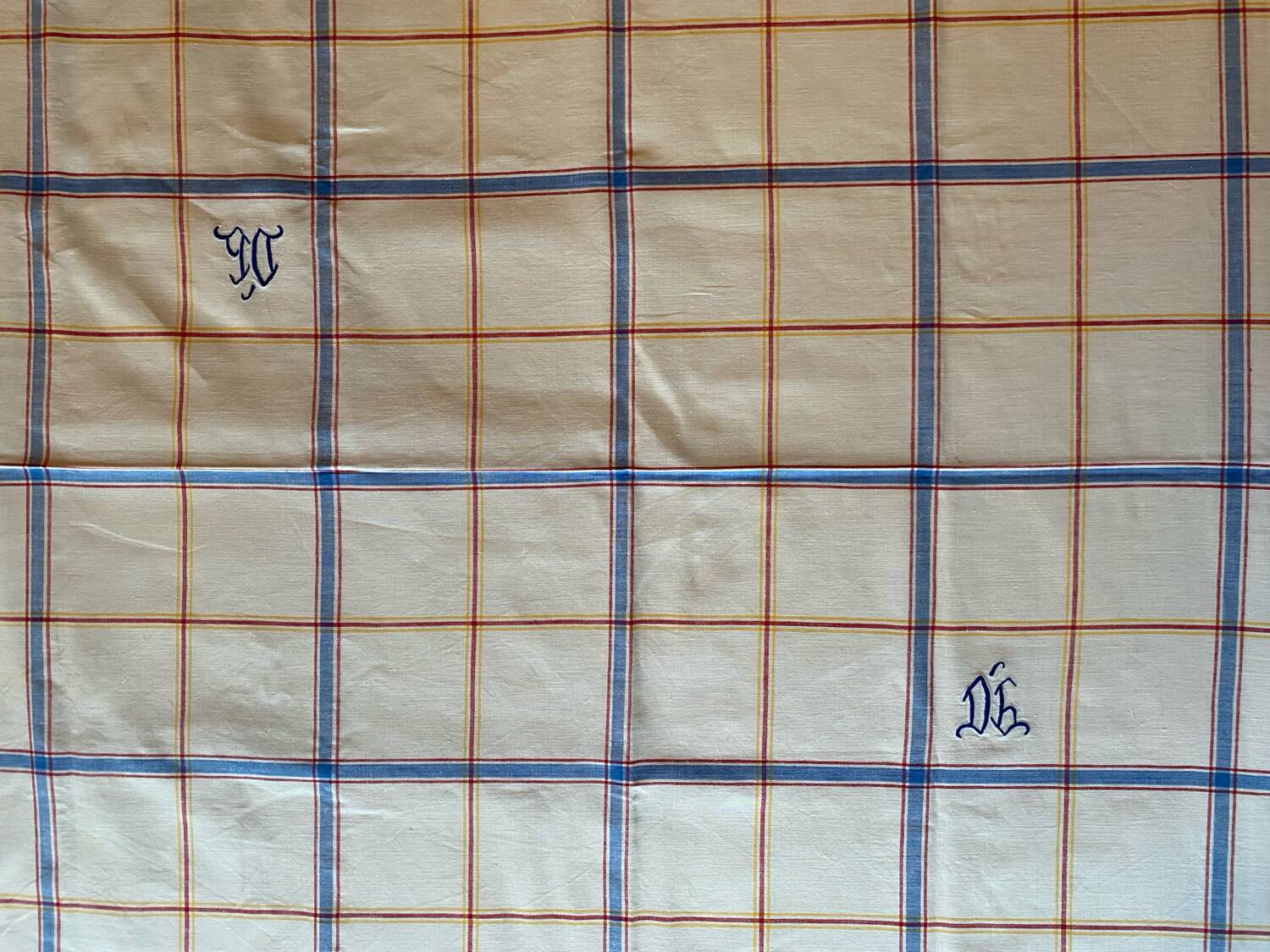 Embroidered checkered tablecloth with its 6 embroidered napkins