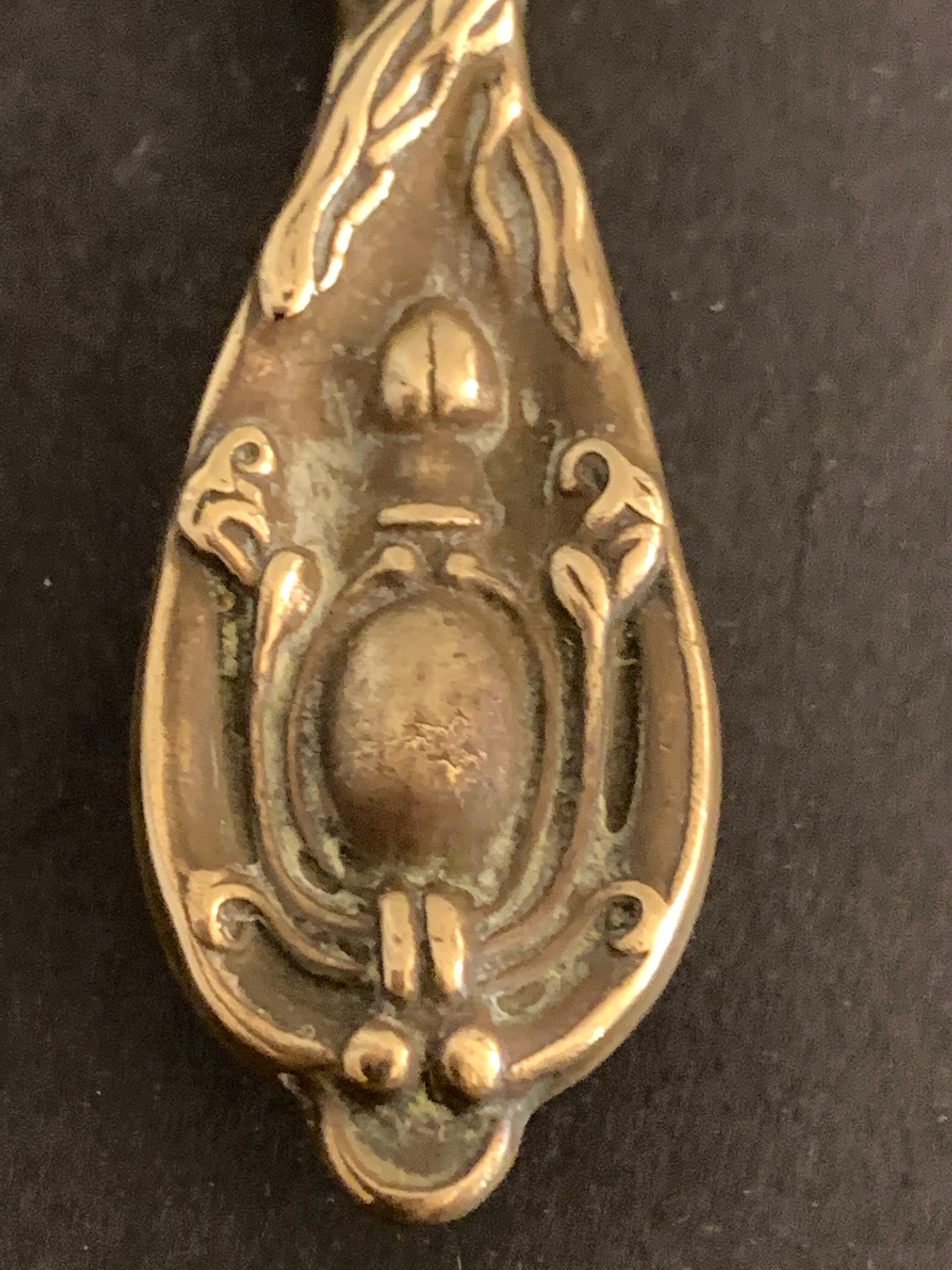 Bronze hand-facing mirror, early twentieth century, Louis XV style, 29 x 13 cm
