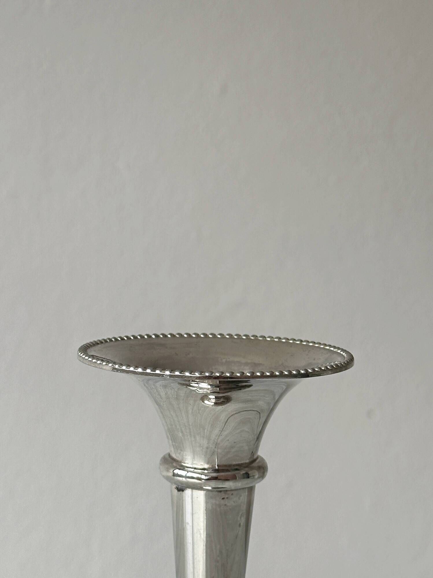 Light metal single-stem vase