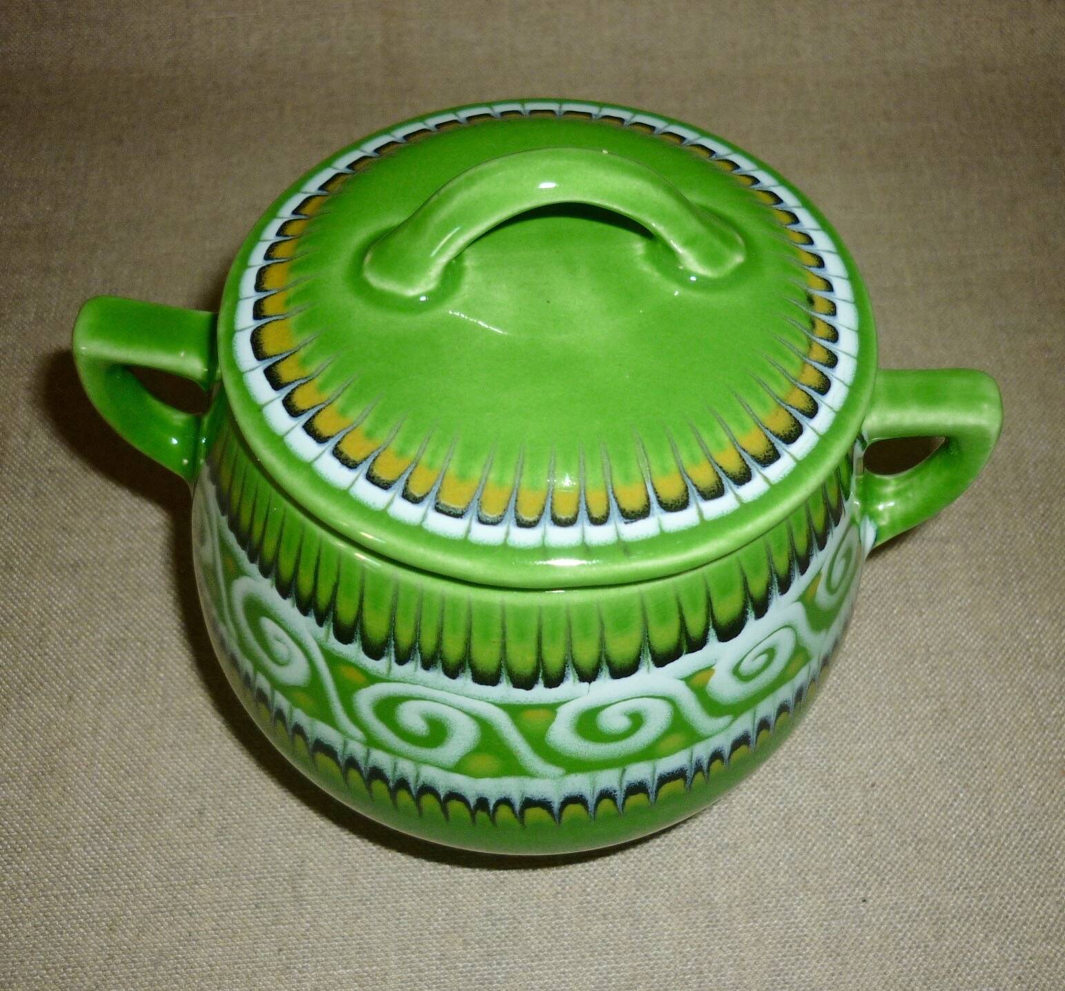 Green tripod pot with ceramic lid