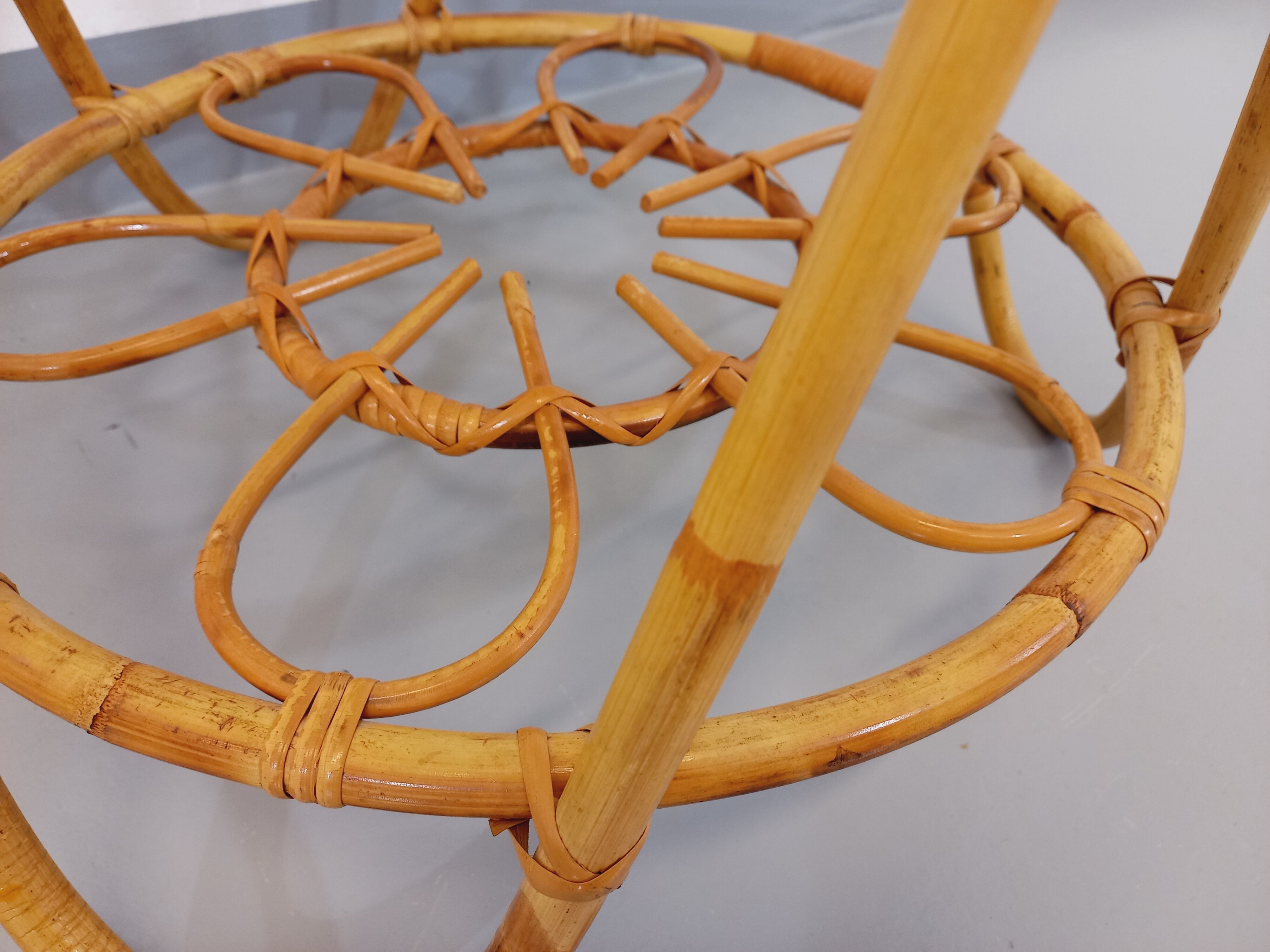 Round coffee table with 60's vintage rattan magazine tray
