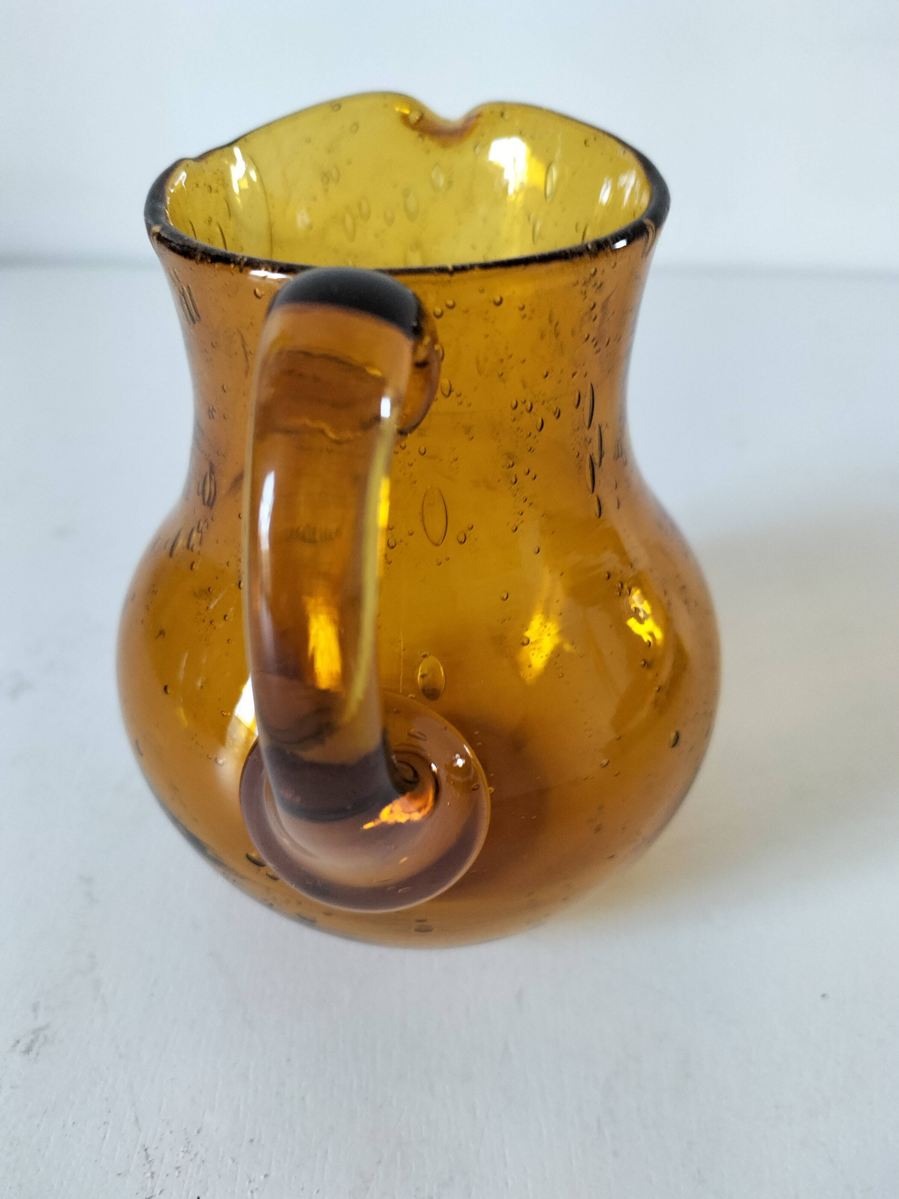 Petit pichet en verre bullé de Biot jaune doré